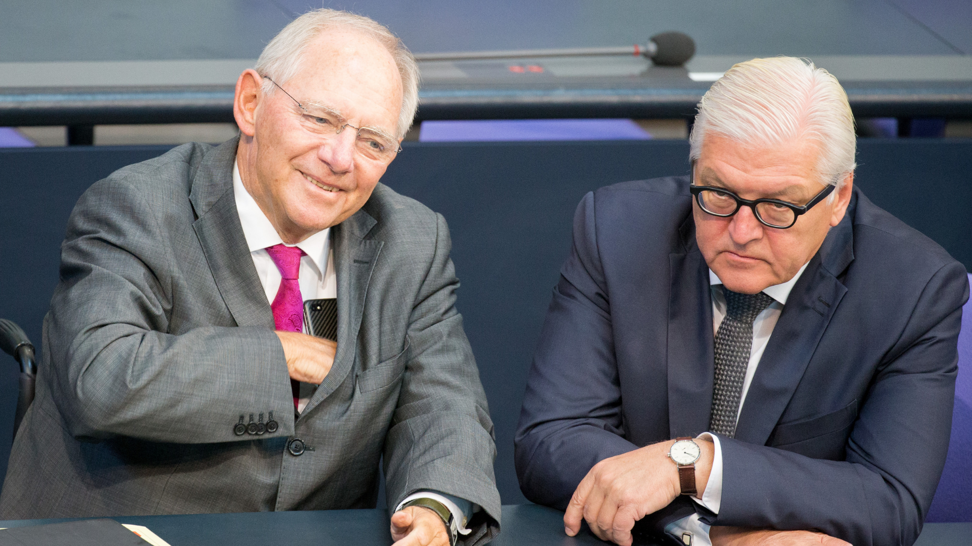 Bundesfinanzminister Wolfgang Schäuble (CDU) und Außenminister Frank-Walter Steinmeier (r, SPD)