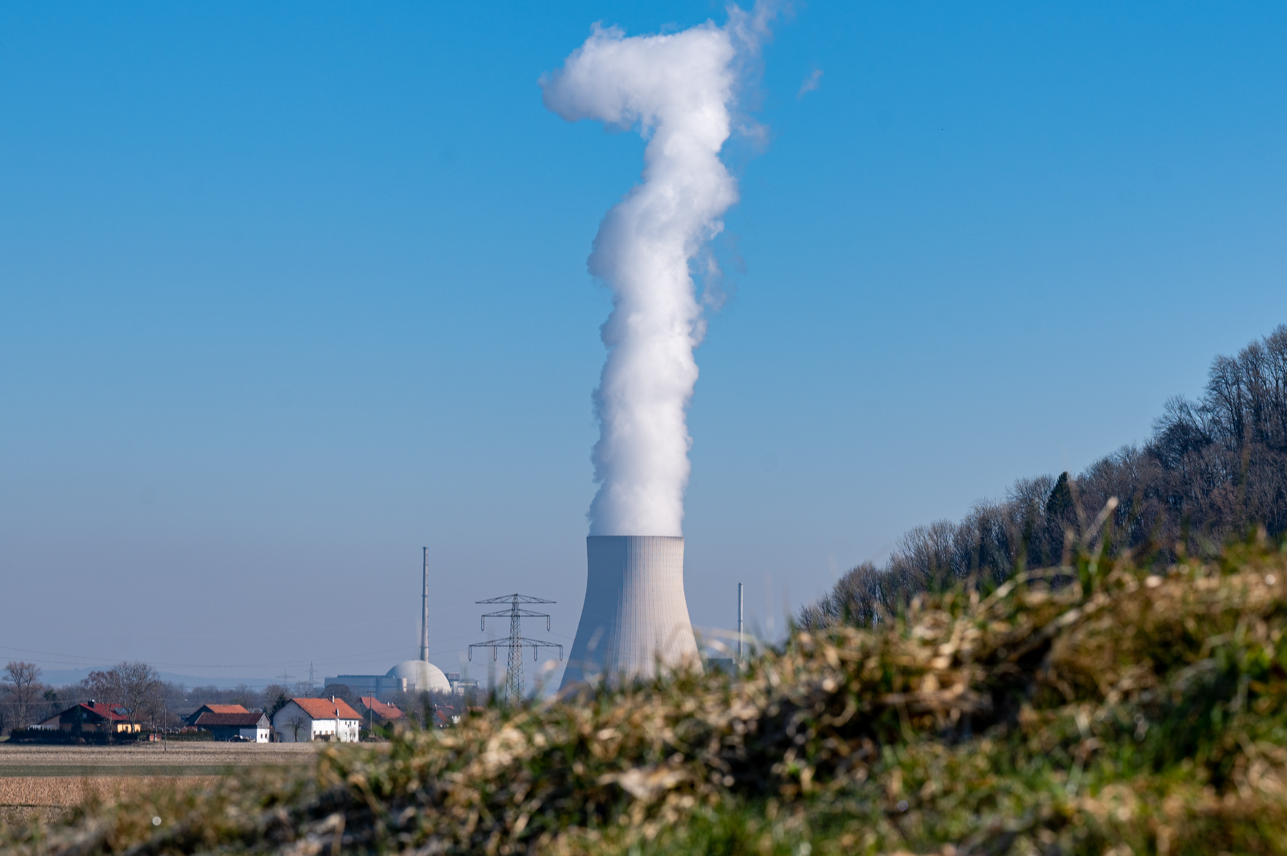 Das Atomkraftwerk (AKW) Isar 2. Das Kernkraftwerk im Landkreis Landshut ist das letzte in Bayern, das noch nicht endgültig vom Netz gegangen ist.