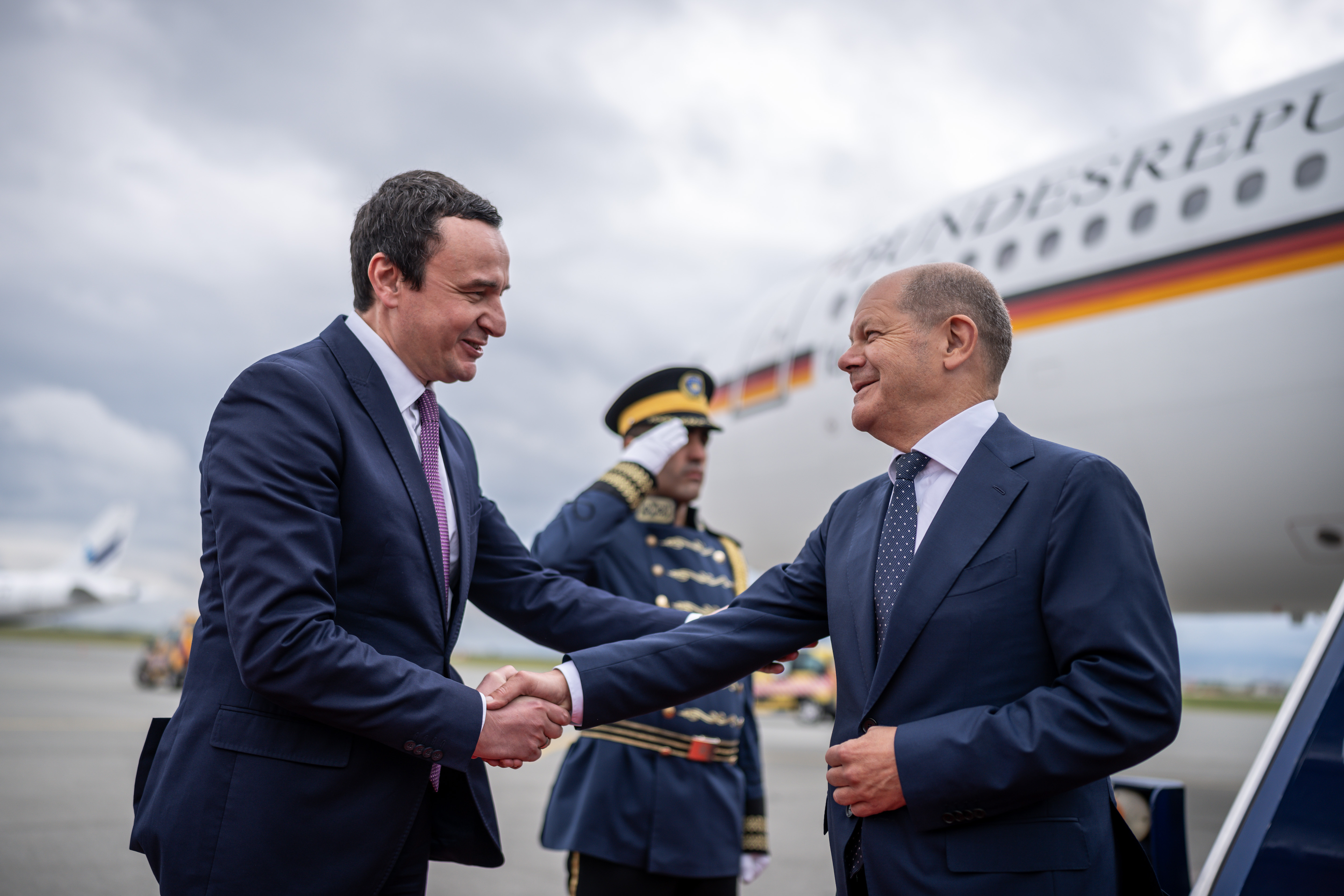 Bundeskanzler Olaf Scholz (SPD), wird von Albin Kurti, Ministerpräsident des Kosovo, am Flughafen begrüßt. 