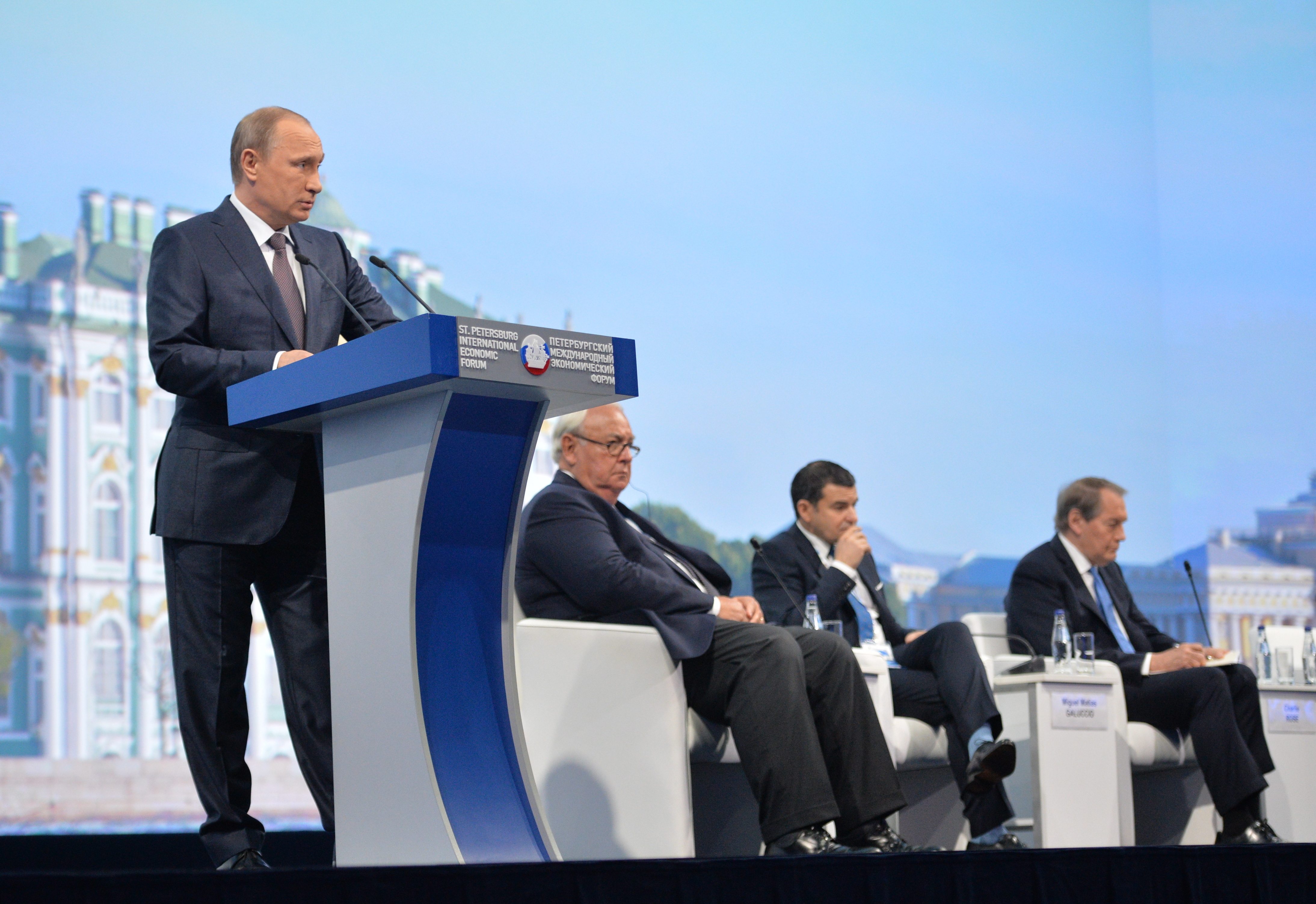 Der russische Präsident Wladimir Putin spricht auf dem Internationalen Wirtschaftsforums von St. Petersburg 2015