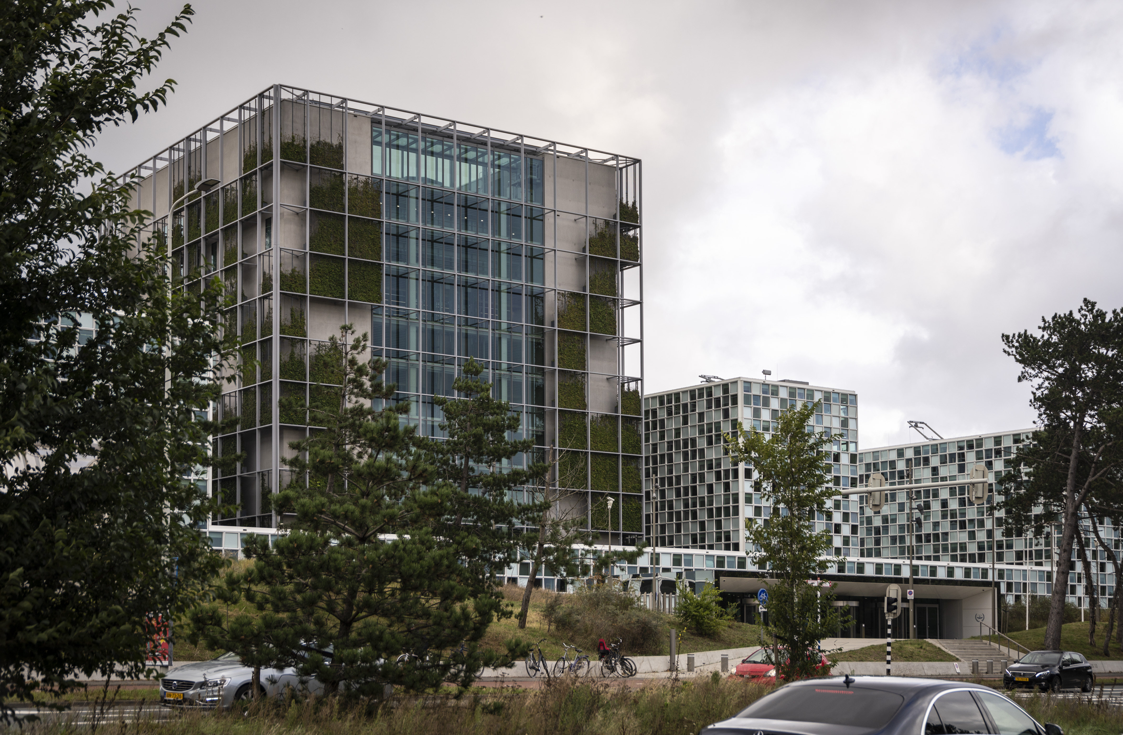 Ein moderner Neubau aus Glas und Beton im Stadtteil Scheveningen von Den Haag