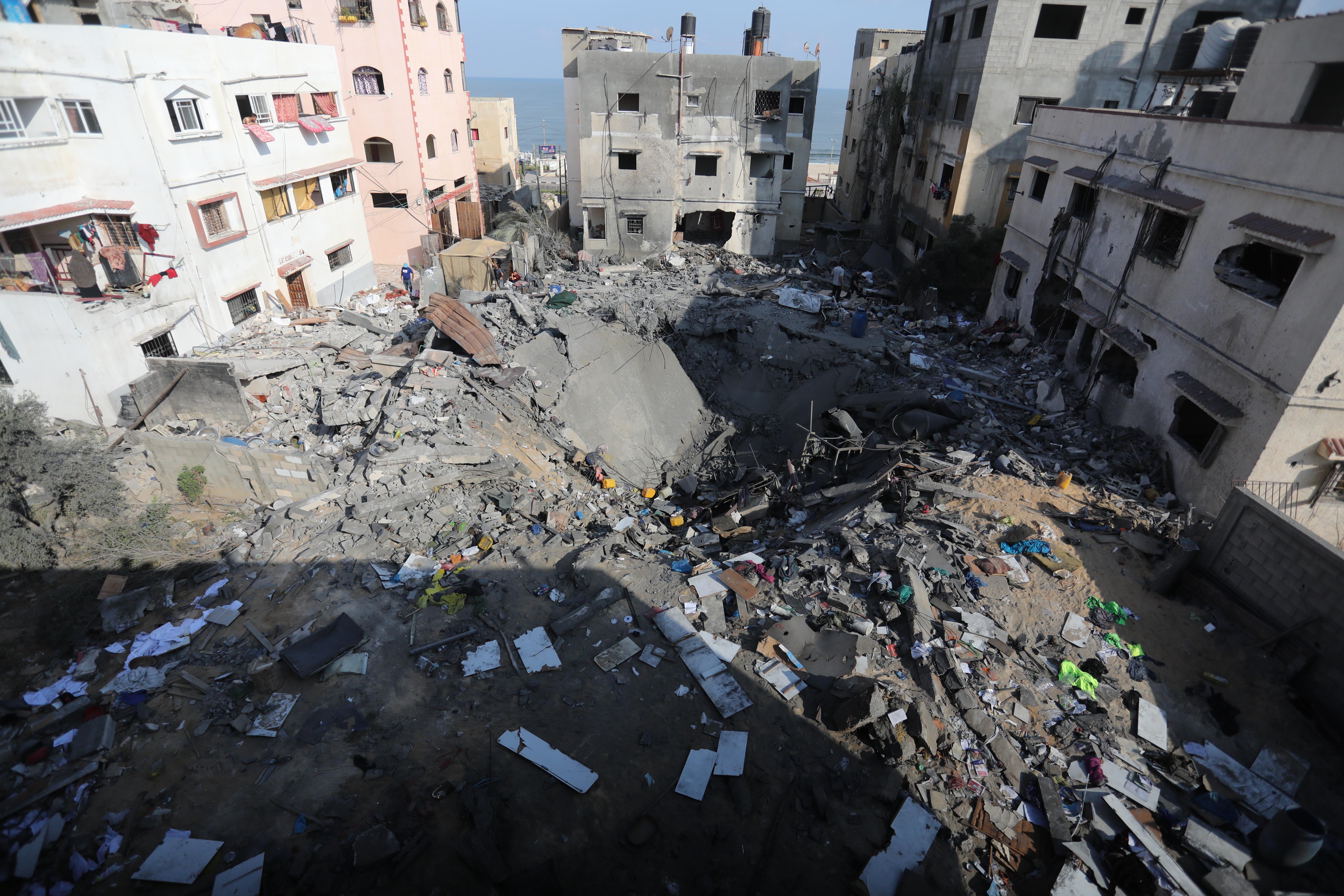 Palästinenser blicken am 8. August 2022 aus einem schwer beschädigten Gebäude in Gaza-Stadt, nachdem zwischen Israel und den Palästinensern eine Feuerpause vereinbart wurde.