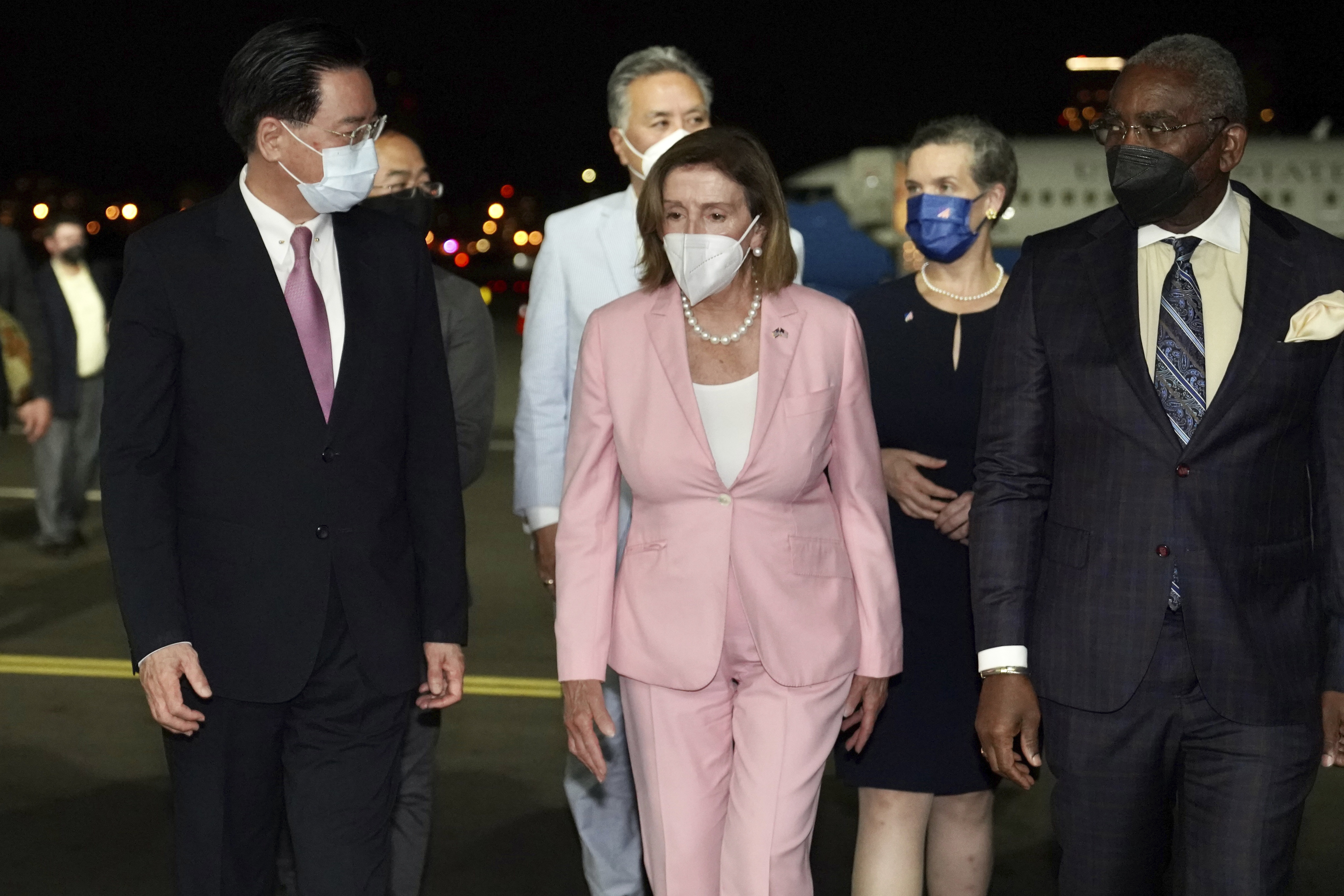  Nancy Pelosi zusammen mit Taiwans Außenminister Joseph Wu bei ihrer Ankunft in Taipeh, Taiwan