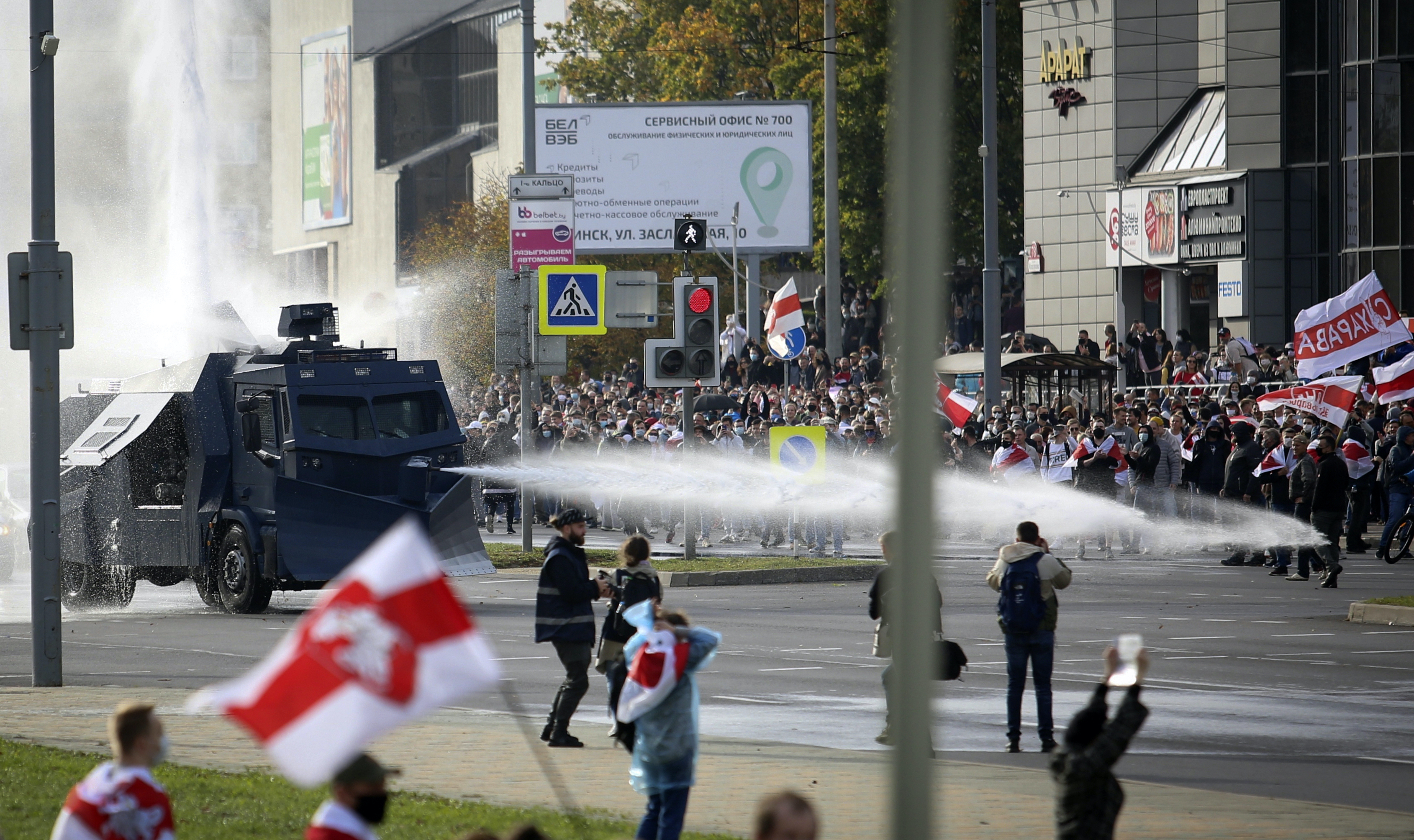 Die Polizei setzt einen Wasserwerfer gegen Demonstranten während einer Kundgebung in Minsk, Belarus, ein 
