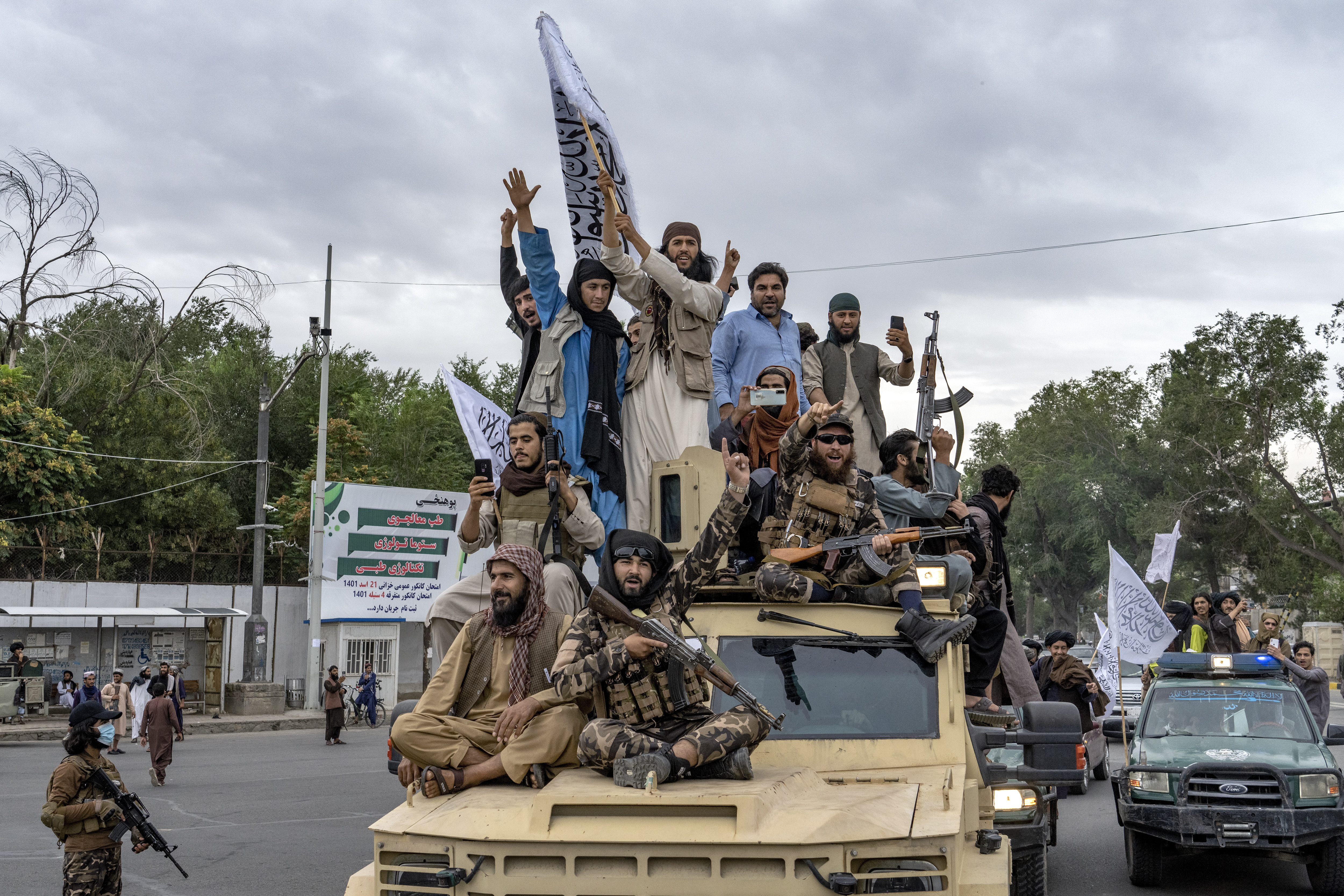 Taliban-Kämpfer feiern ein Jahr nach der Einnahme der afghanischen Hauptstadt Kabul