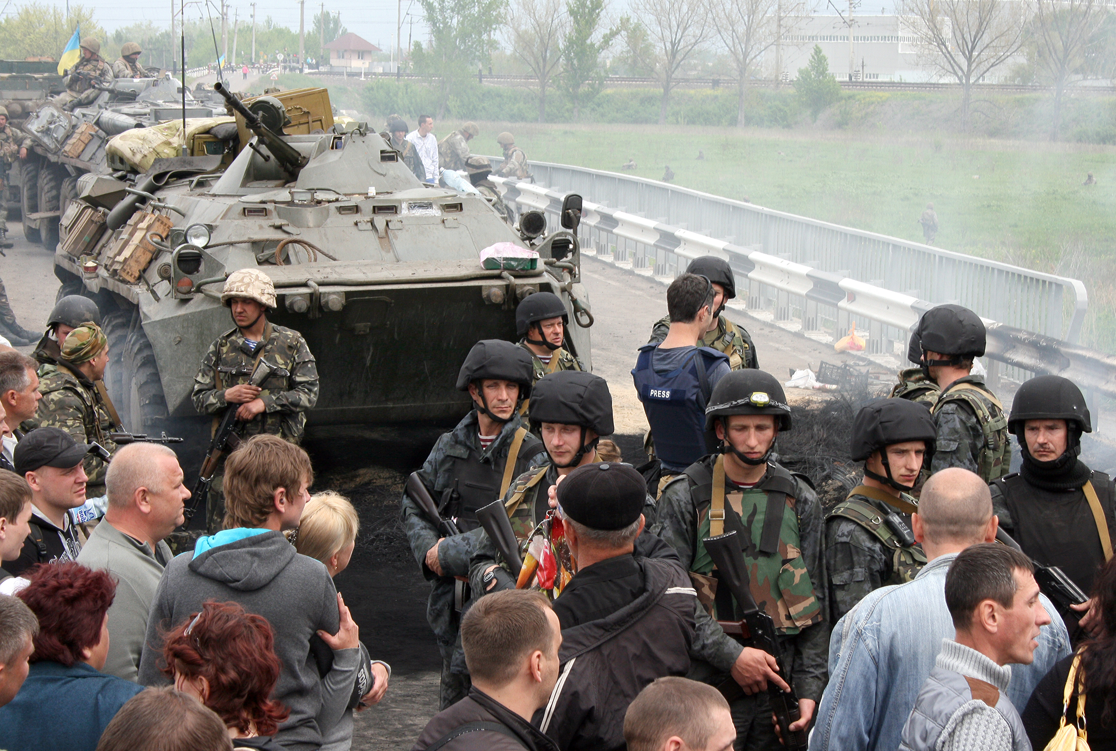 Ukrainische Panzer und Soldaten