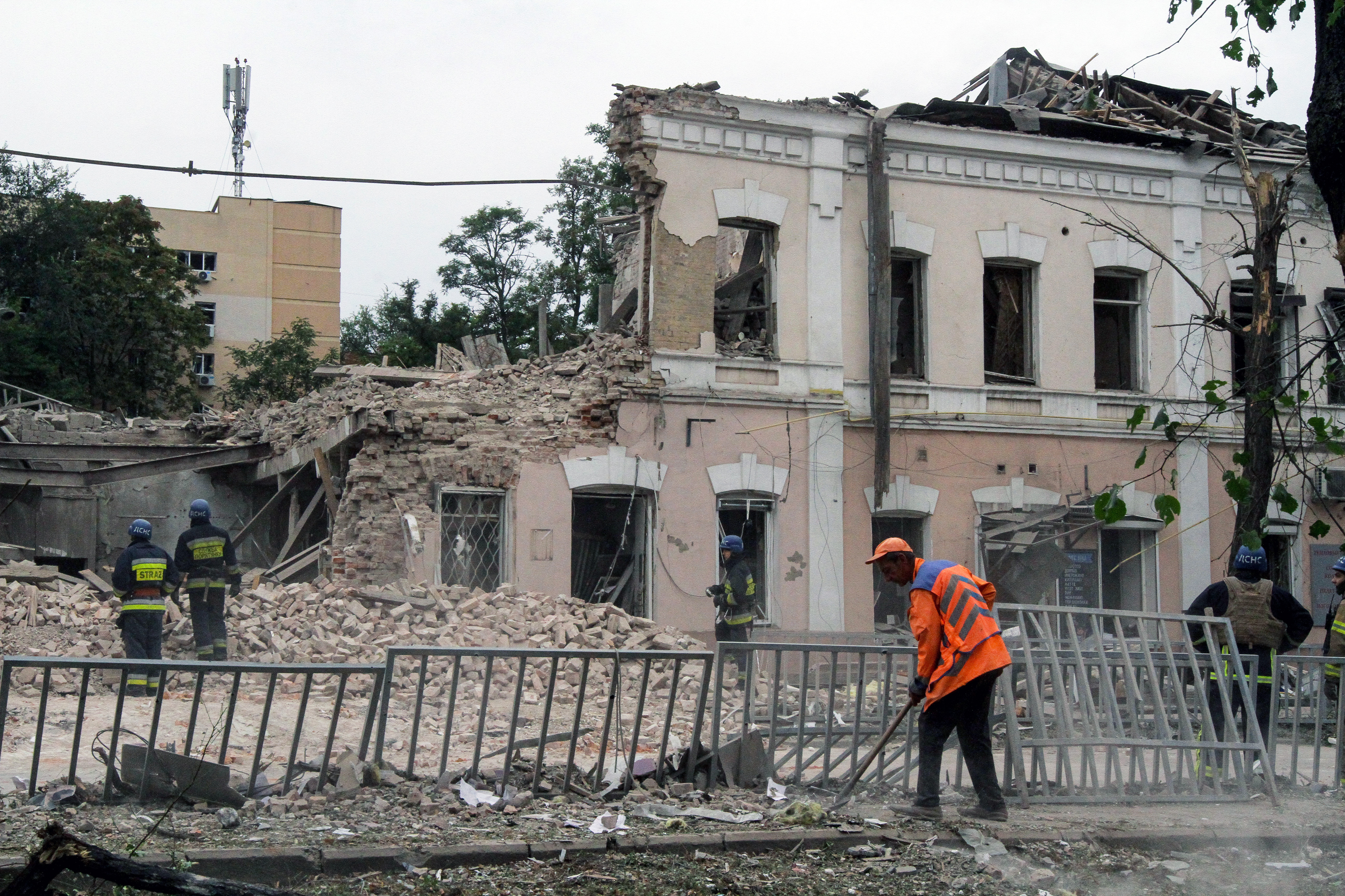 Rettungskräfte beseitigen die Trümmer eines Gebäudes, das bei einem russischen Raketenangriff auf das Zentrum von Dnipro in der Zentralukraine zerstört wurde. 
