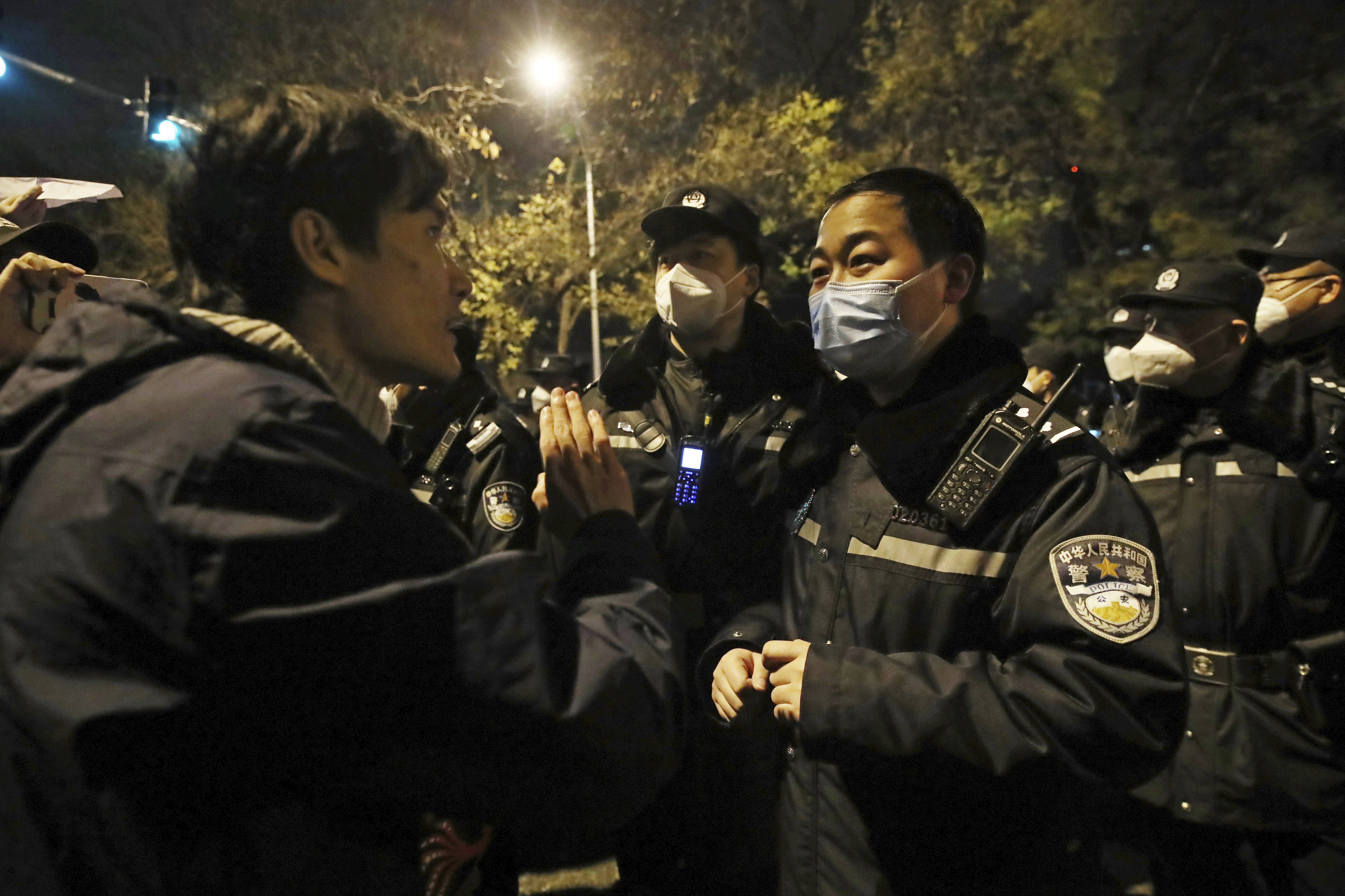 Hunderte von Menschen demonstrieren in Peking, China, gegen Xi Jinpings Null-Covid-Politik, 