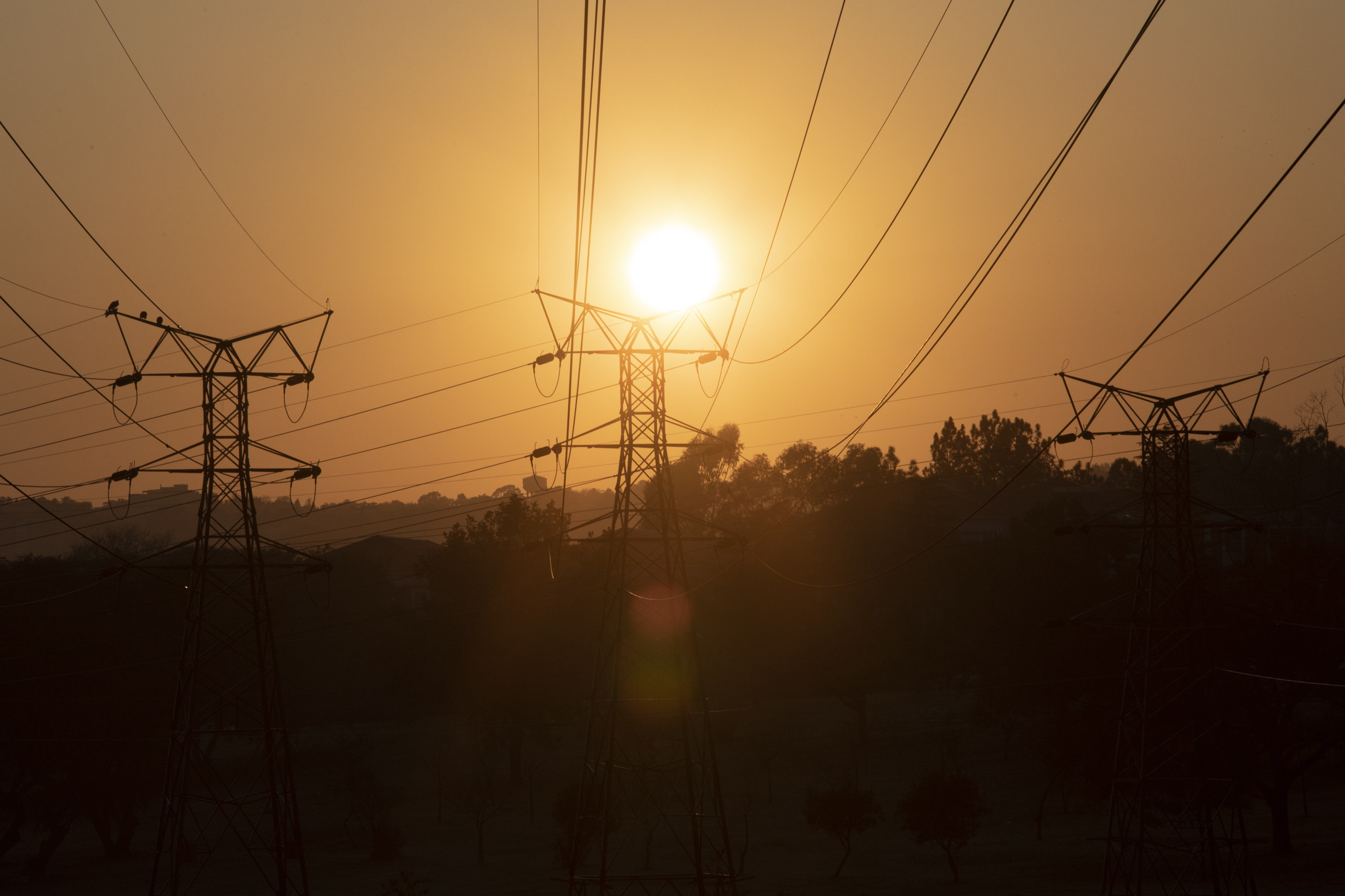Stromleitungen, die vom staatlichen Stromversorger Eskom zum nationalen Netz führen, in Johannesburg, Südafrika
