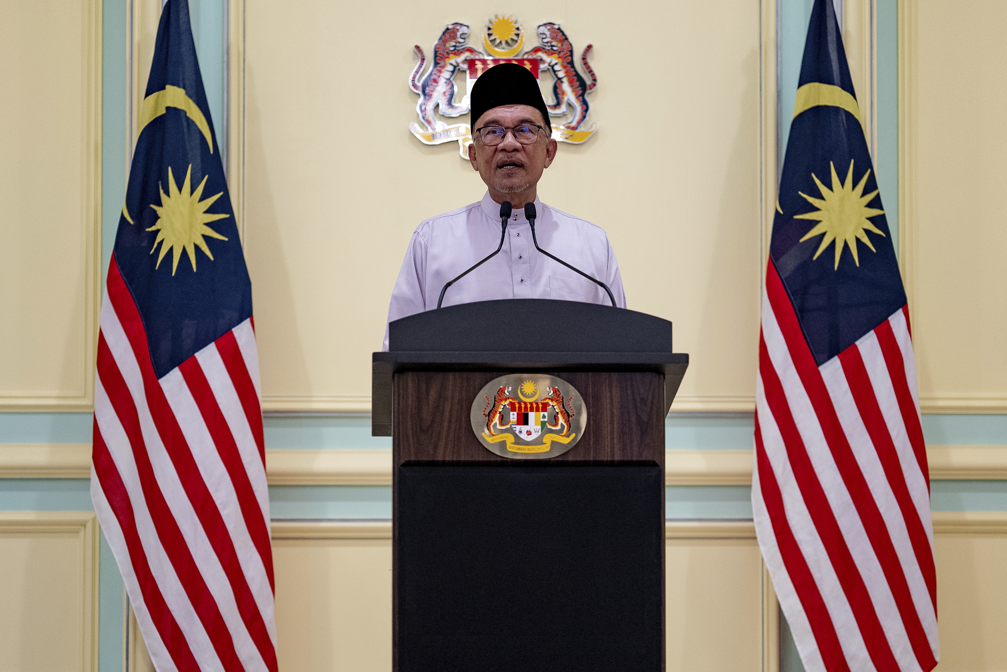 Malaysias Premierminister Anwar Ibrahim spricht auf einer Pressekonferenz an seinem ersten Tag im Amt des Premierministers in Putrajaya, Malaysia