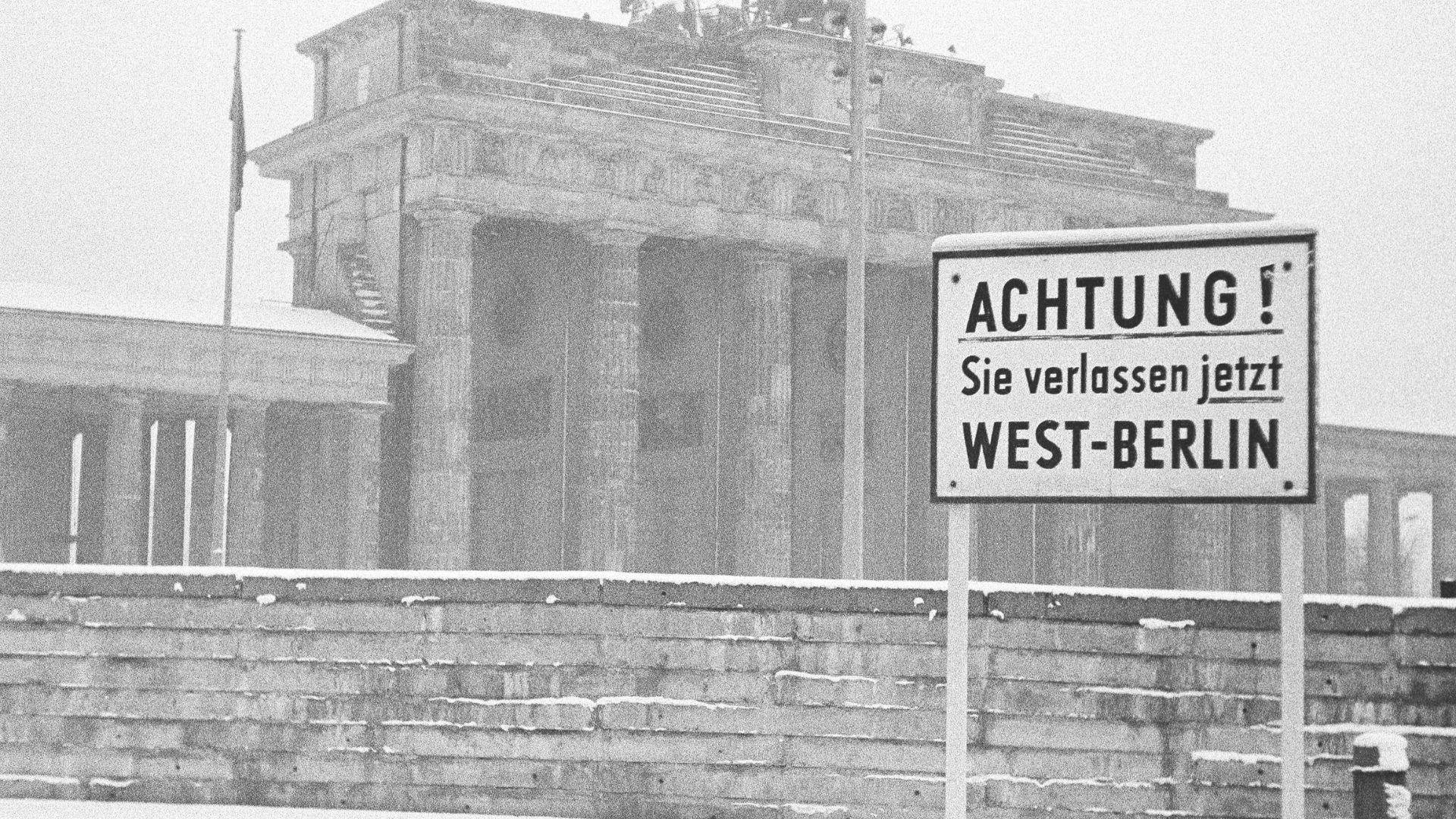 Sechziger Jahre, Schwarzweissfoto, Berliner Mauer in Berlin, Brandenburger Tor, Dezember 1968, Warnschild "Achtung Sie verlassen jetzt West-Berlin".