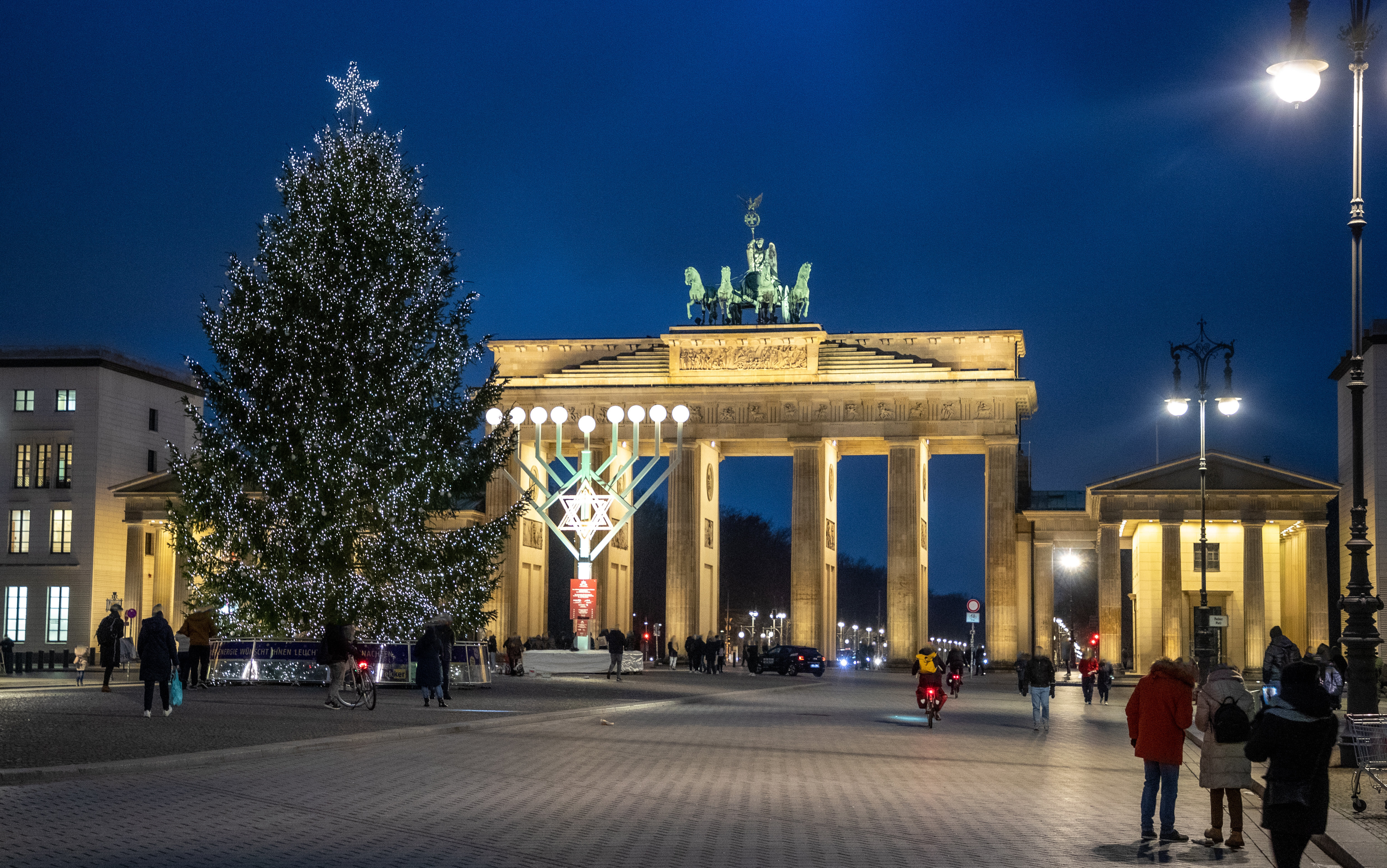Weihnachtsbaum und Chanukka-Leuchter vor dem Brandenburger Tor in Berlin
