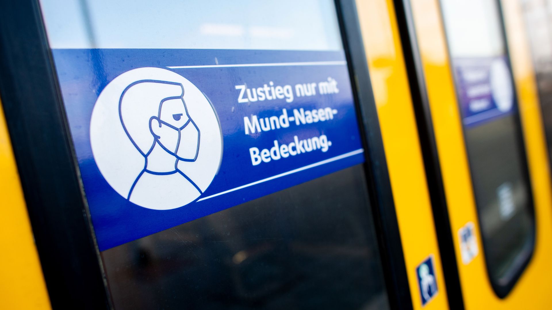 Ein Hinweisschild an einer Bahntür mit der Aufschrift: Zustieg nur mit Mund-Nasen-Bedeckung