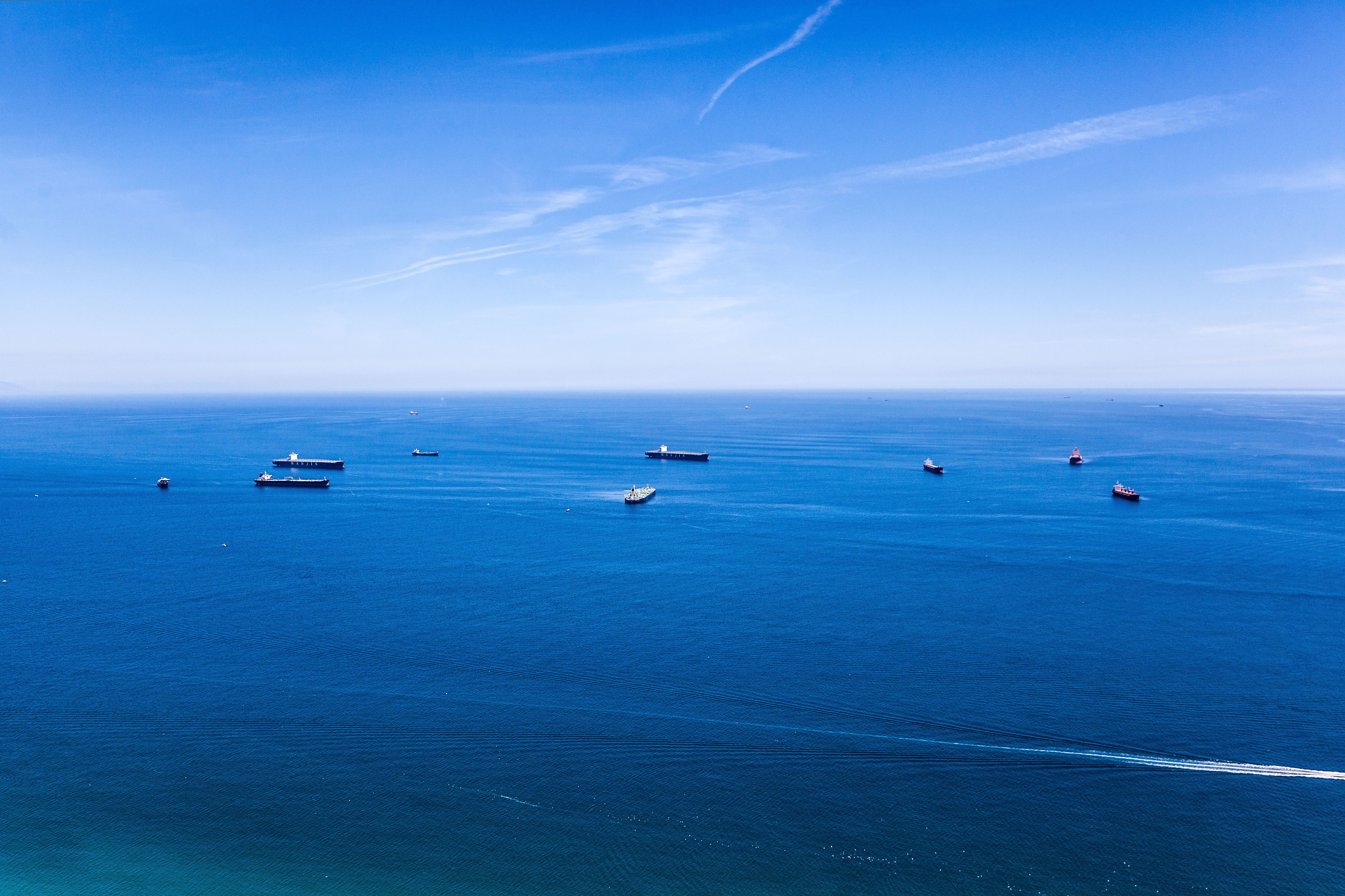 Aussicht vom Felsen von Gibraltar auf das offene Meer, auf denen mehrere Handelsschiffe fahren