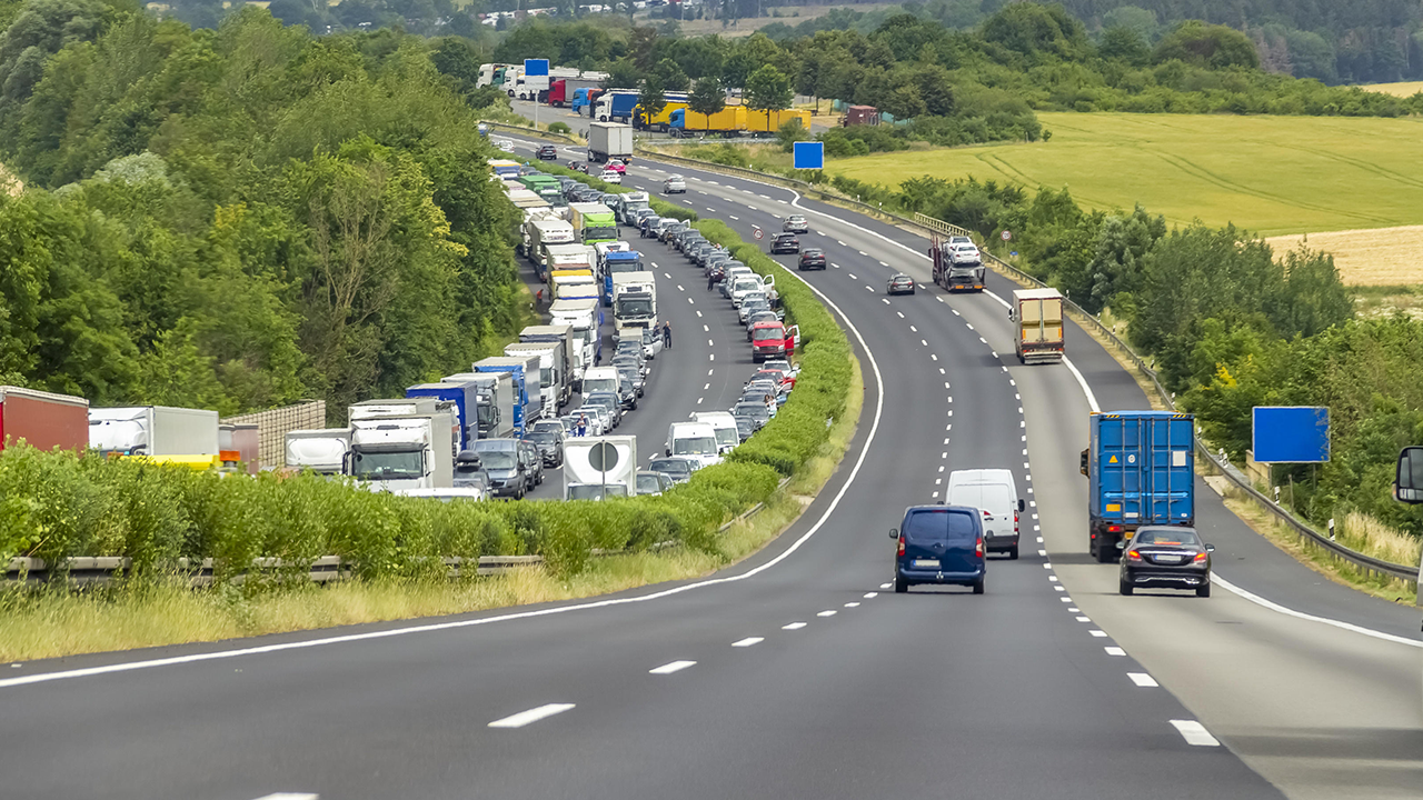 Autos auf einer Autobahn.