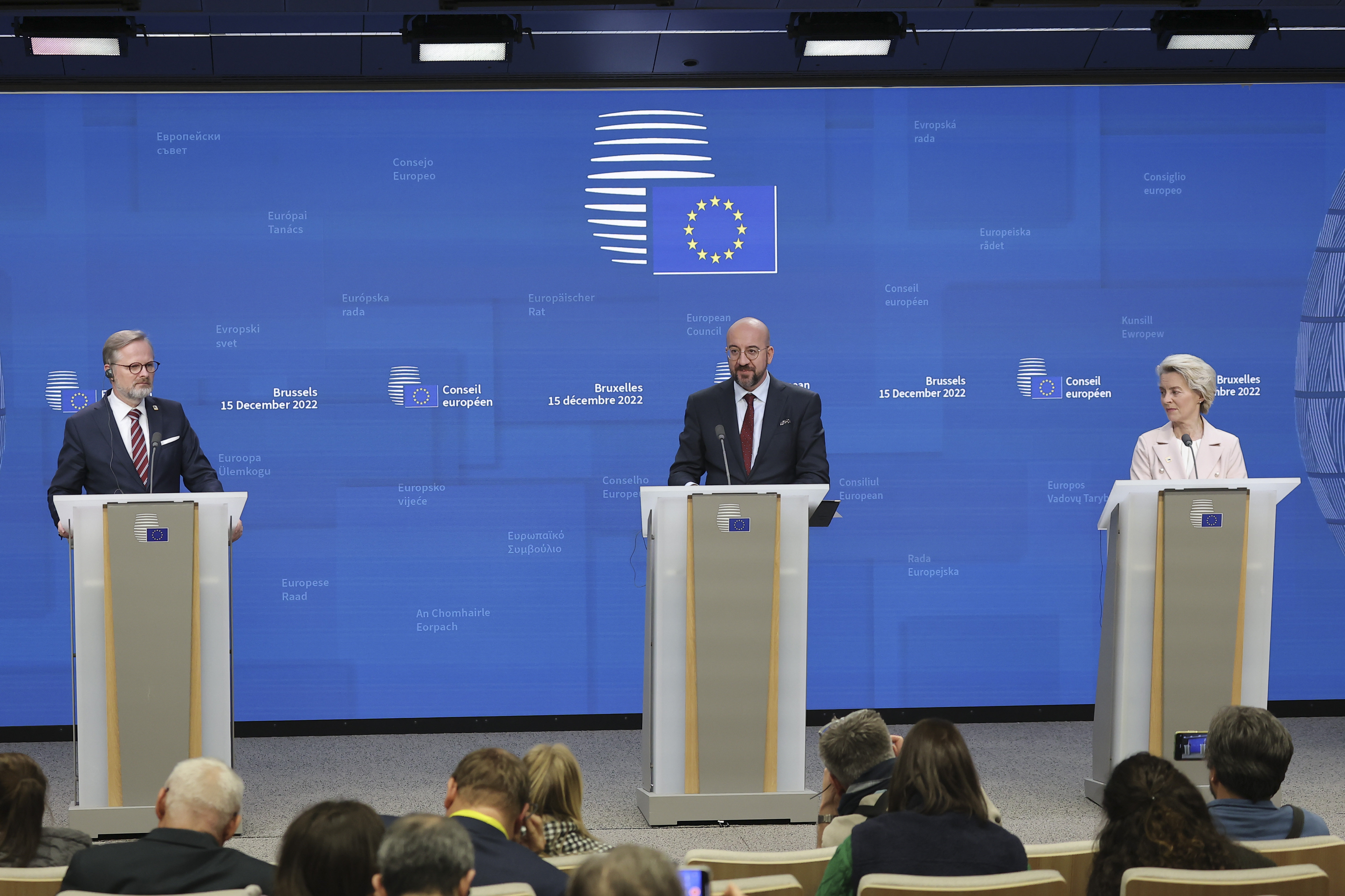 Die Präsidentin der Europäischen Kommission Ursula von der Leyen spricht auf einer gemeinsamen Pressekonferenz mit dem tschechischen Premierminister Petr Fiala und dem Präsidenten des Europäischen Rates Charles Michel 