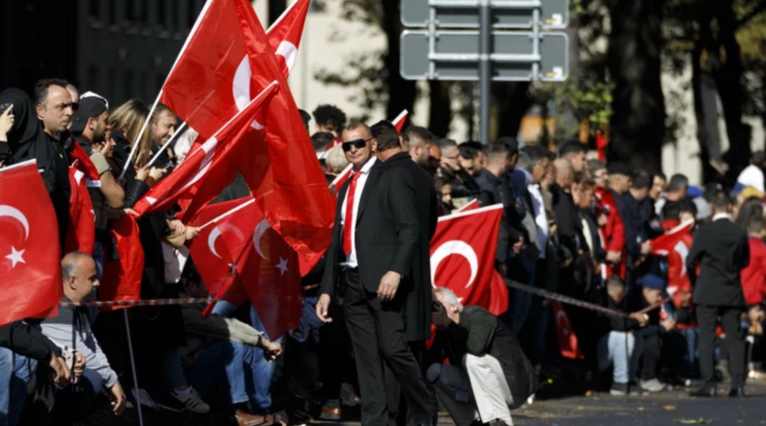 Anhänger von Präsident Erdogan begrüßen ihn bei seinem Staatsbesuch in Köln mit großem Jubel. 
