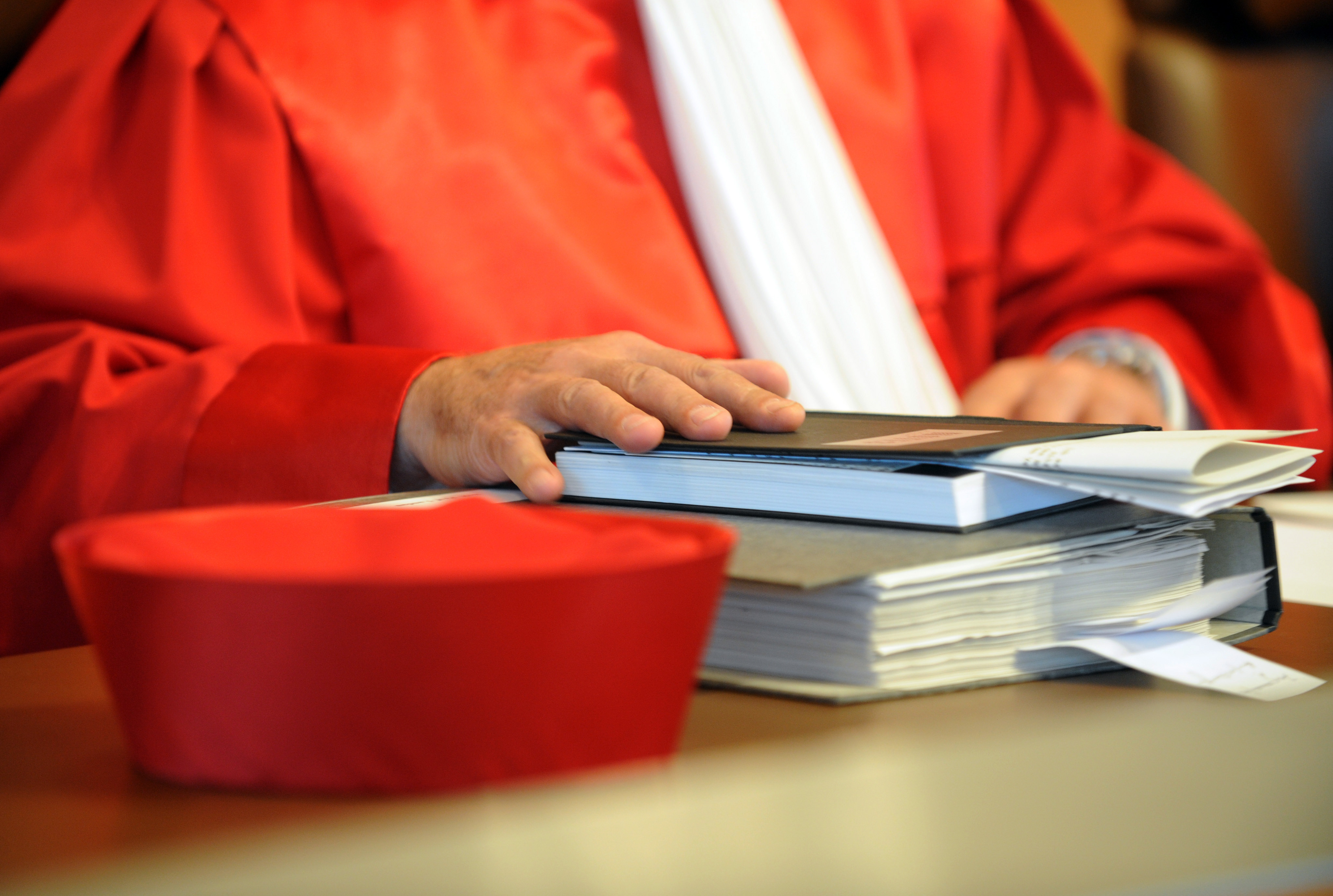 Ein Richter des Zweiten Senats beim Bundesverfassungsgericht in Karlsruhe hält am Dienstag (28.10.2008) bei der mündlichen Verhandlung über zwei Wahlprüfungsbeschwerden gegen den Einsatz von mehr als 1800 Wahlcomputern bei der letzten Bundestagswahl, eine Hand auf seine Unterlagen. Foto: Uli Deck dpa/lsw +++(c) dpa - Report+++