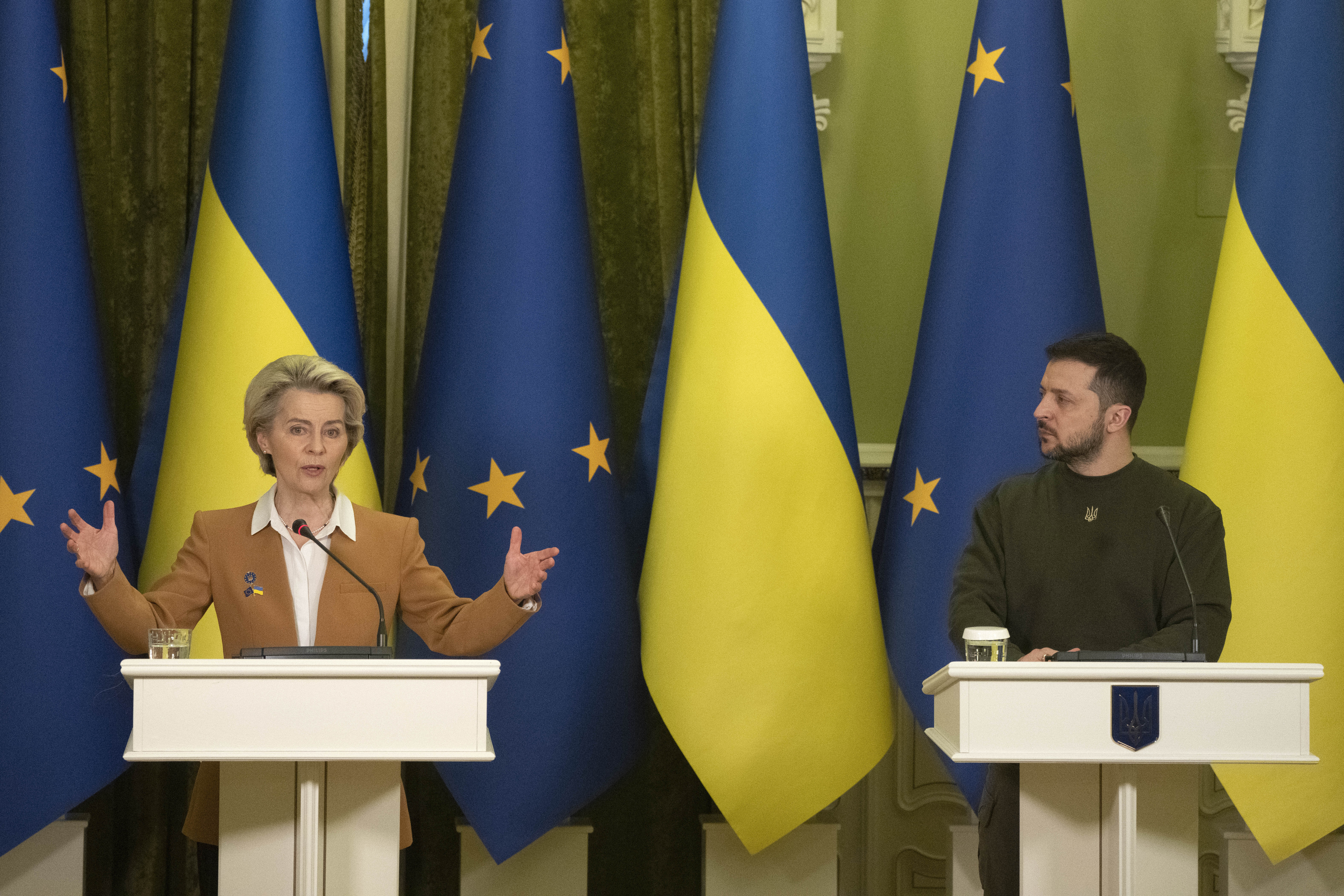 EU-Kommissionspräsidentin von der Leyen ist mit der EU-Kommission zu Gesprächen in Kiew. 