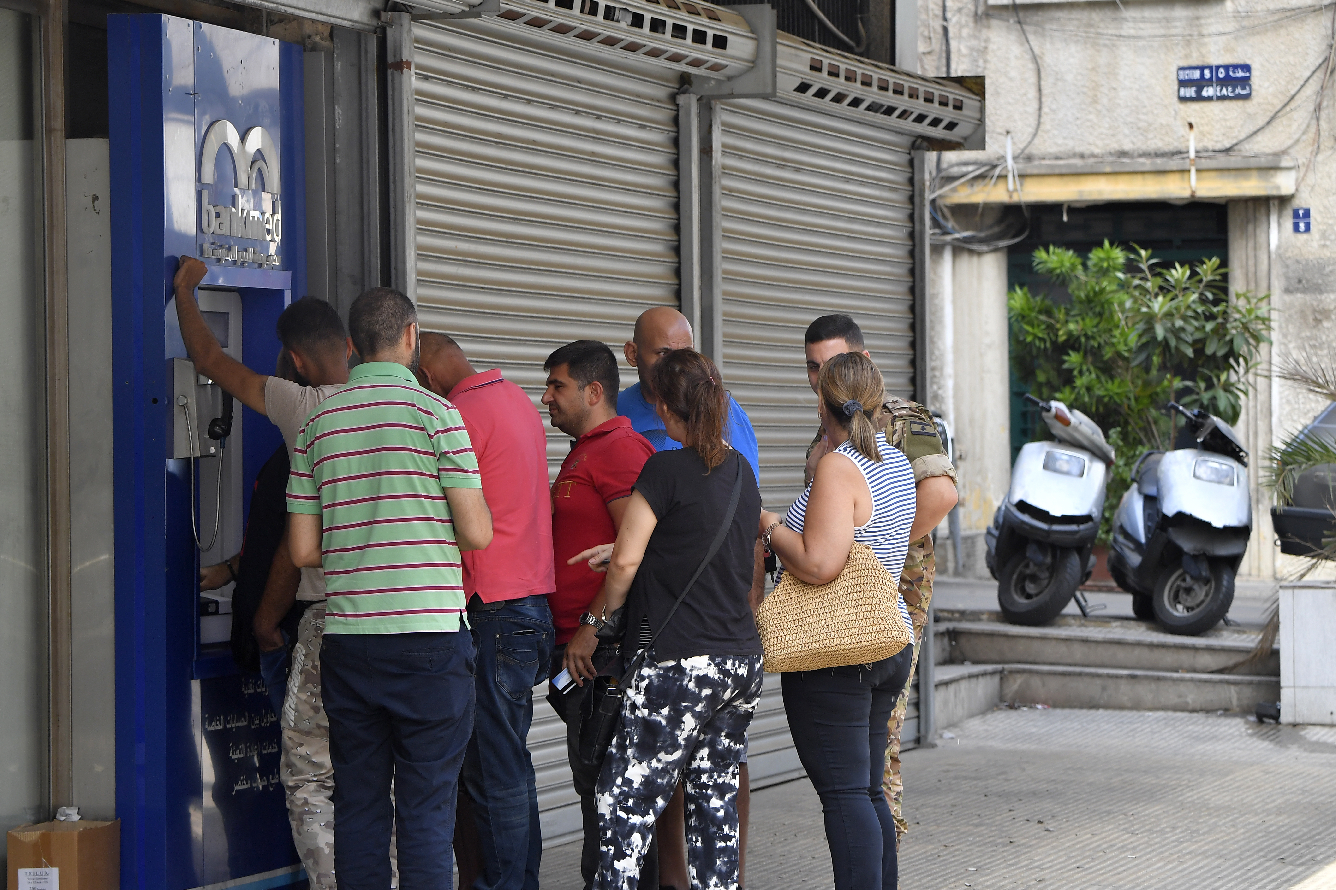  Viele Banken wurden im Libanon geschlossen, da immer mehr Menschen verzweifelt versuchten, Geld von Konten abzuheben, die aufgrund der lähmenden Finanzkrise des Landes eingefroren sind. 
