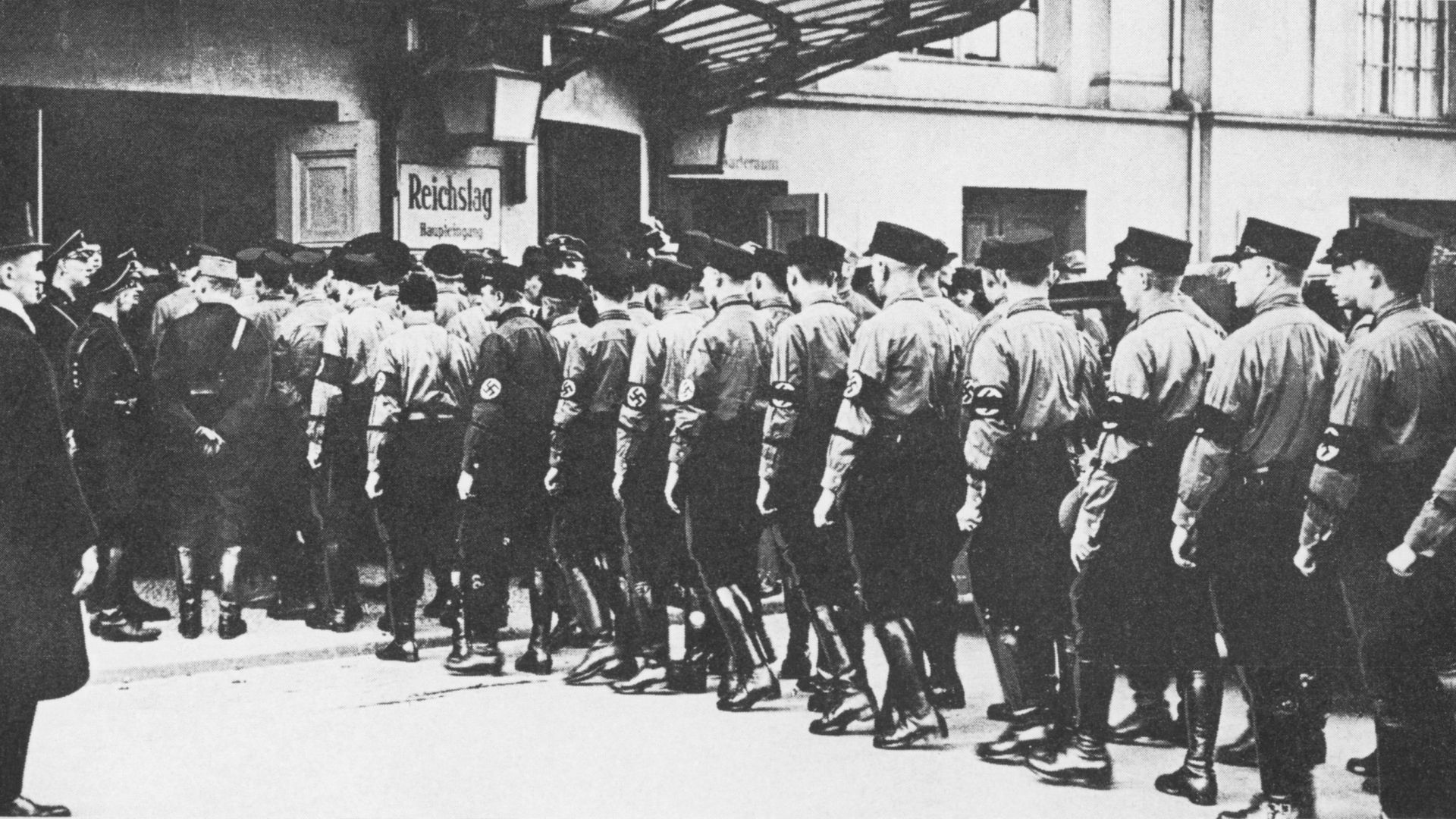 Einmarsch von SA- und SS-Männern in den Reichstag (Kroll-Oper)