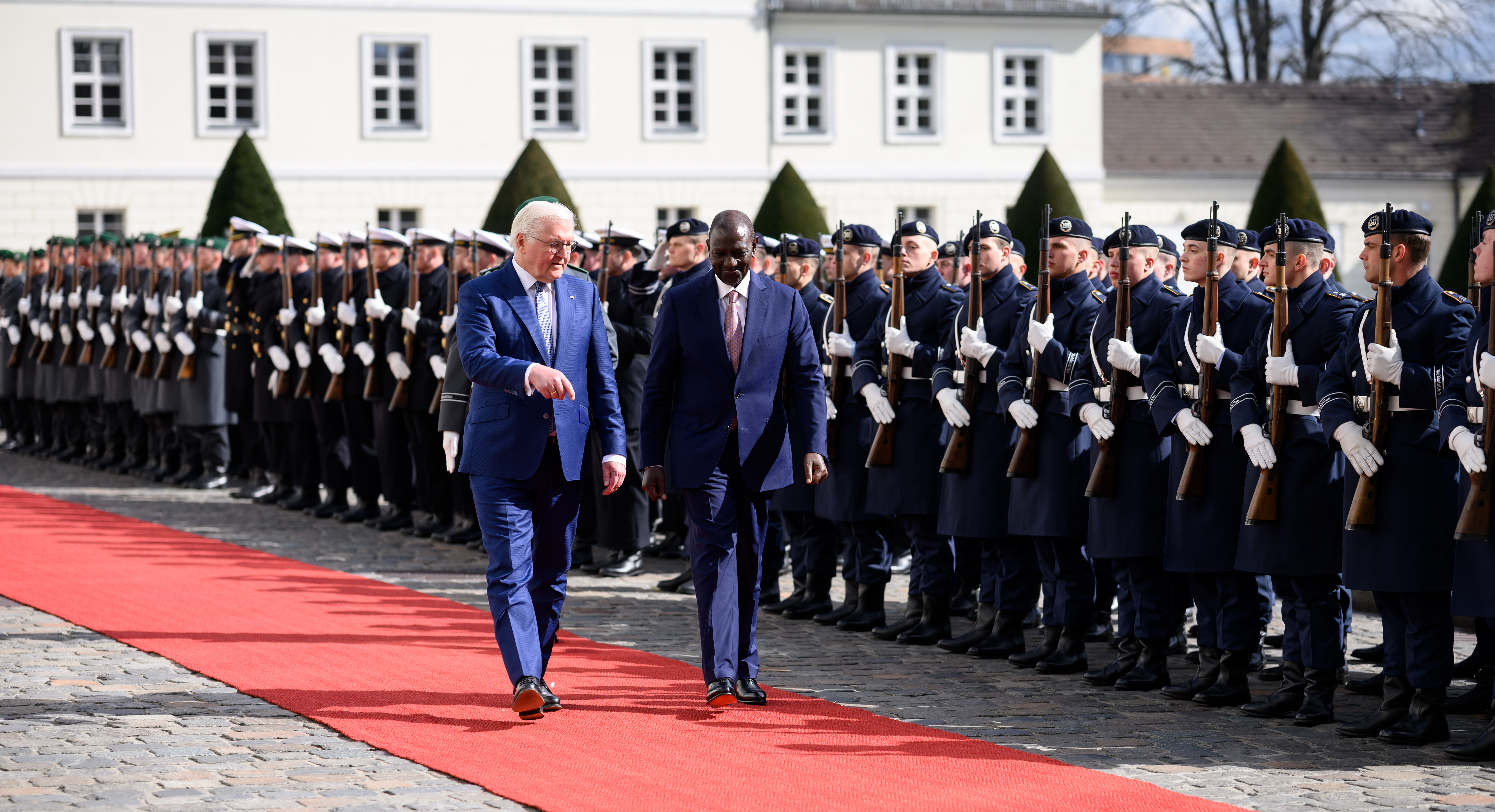 Bundespräsident Frank-Walter Steinmeier (l) begrüßt William Samoei Ruto, Präsident von Kenia, mit militärischen Ehren vorm Schloss Bellevue. 