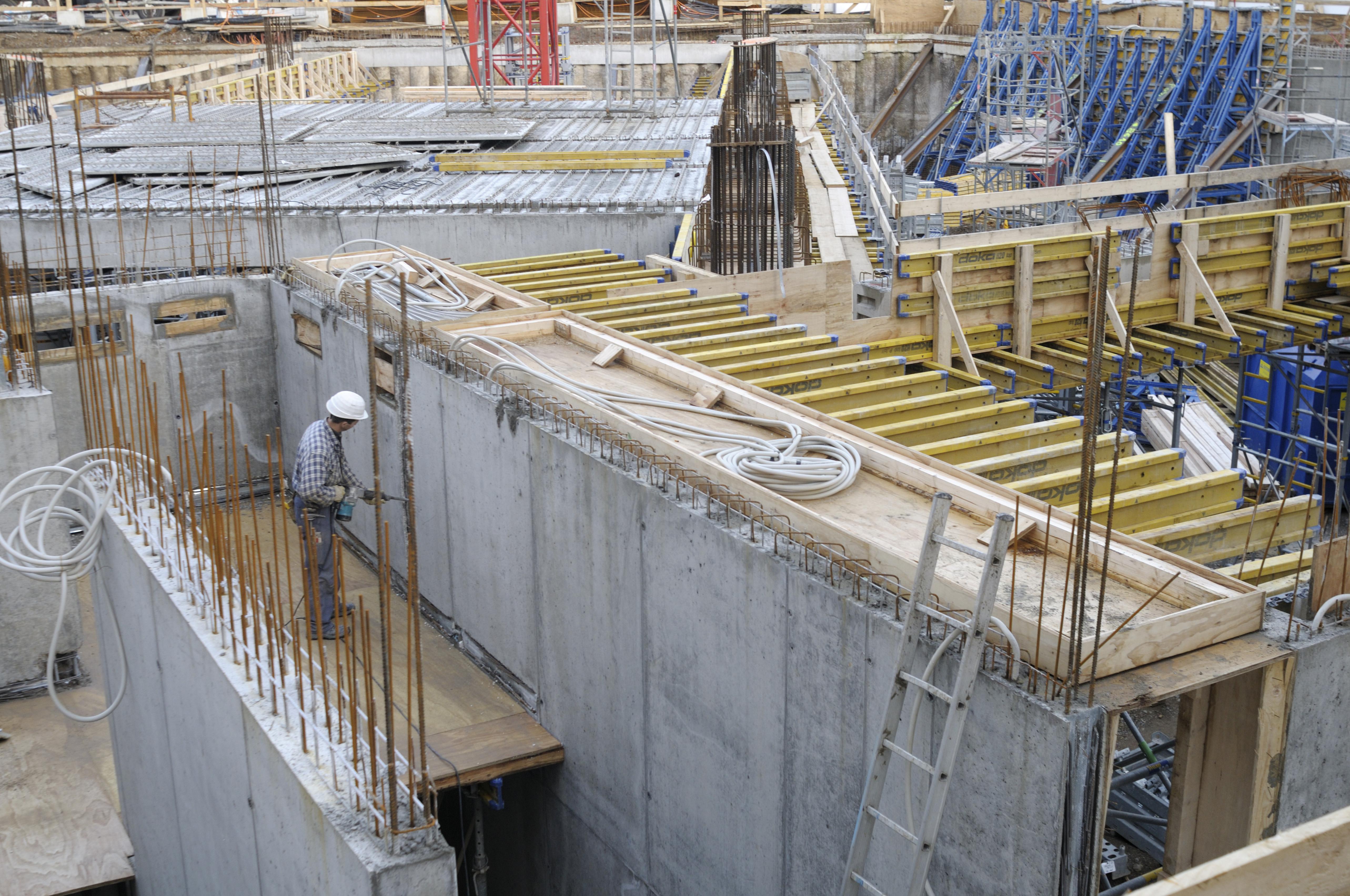 Arbeiten auf Großbaustelle, Rohbau