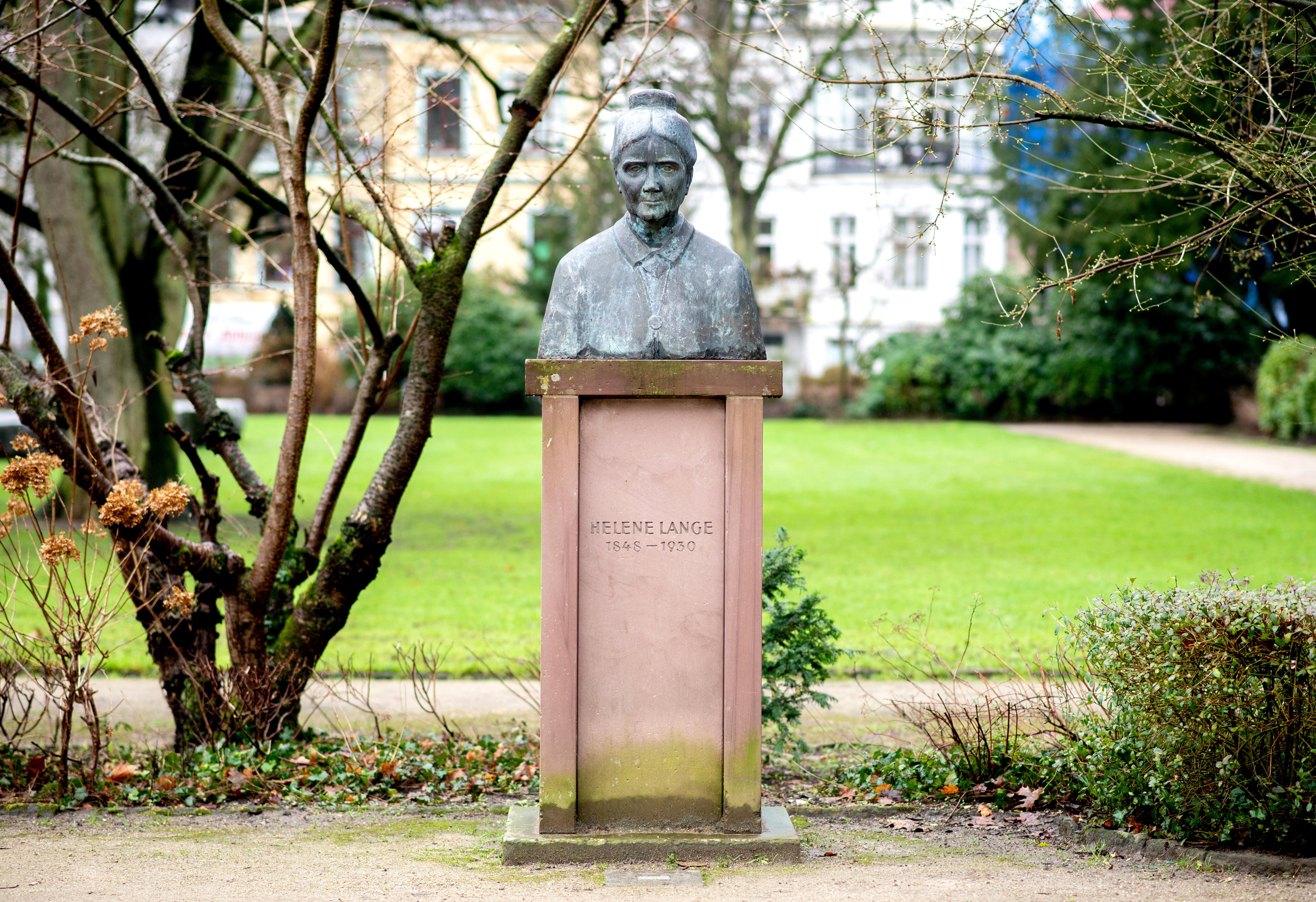 Die Büste von Helene Lange steht in einer Parkanlage am Cäcilienplatz im Zentrum der Stadt. Die aus Bronze gefertigte Büste erinnert seit 1995 an die Frauenrechtlerin und Pädagogin.