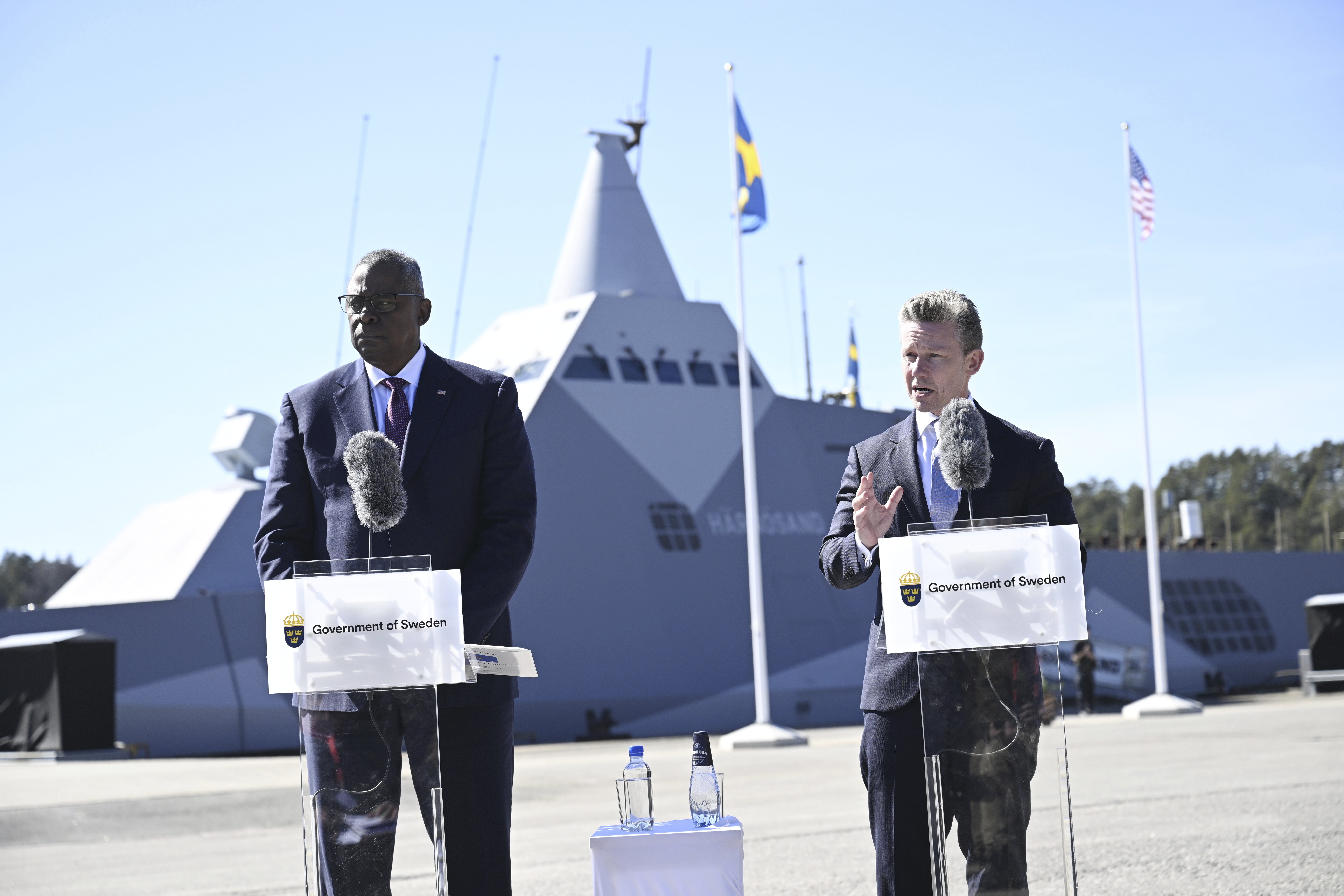 Im Rahmen des ersten Besuchs eines US-Verteidigungsministers seit 23 Jahren wurde Lloyd Austin (links) am Mittwoch von seinem schwedischen Amtskollegen Pål Jonson (rechts) auf dem Marinestützpunkt Muskö empfangen, wo er versicherte, dass sich die USA weiterhin für einen raschen Beitritt Schwedens zur NATO einsetzen würden