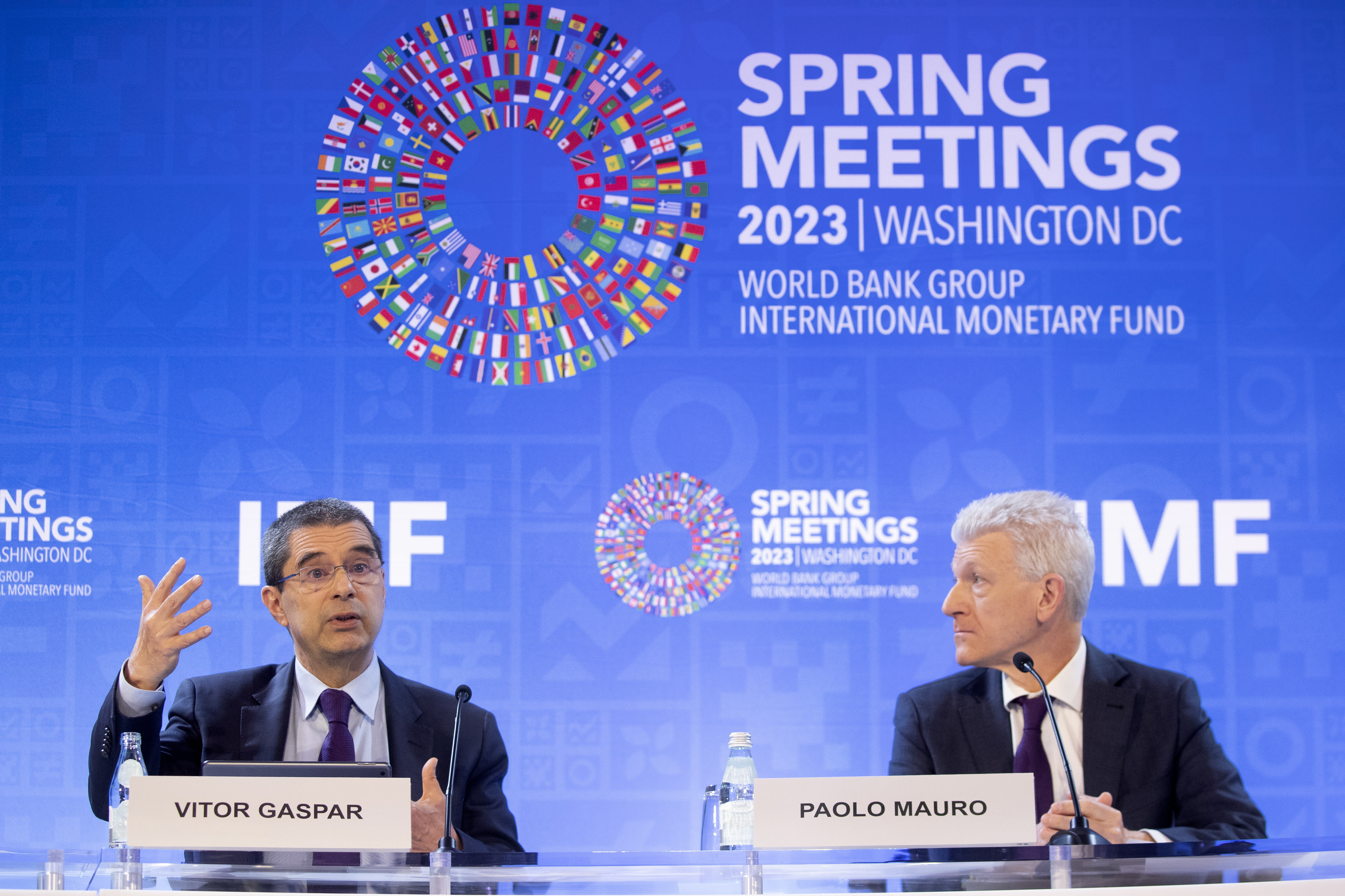 Vitor Gaspar (links), Direktor der Abteilung für fiskalische Angelegenheiten beim IWF, und Paolo Mauro, stellvertretender Direktor der Abteilung für fiskalische Angelegenheiten beim IWF, nehmen an einem Pressegespräch zur Überwachung der Finanzen am Hauptsitz des IWF während der Frühjahrstagung 2023 des Internationalen Währungsfonds (IWF) und der Weltbankgruppe (WBG) in Washington, DC, USA, teil,