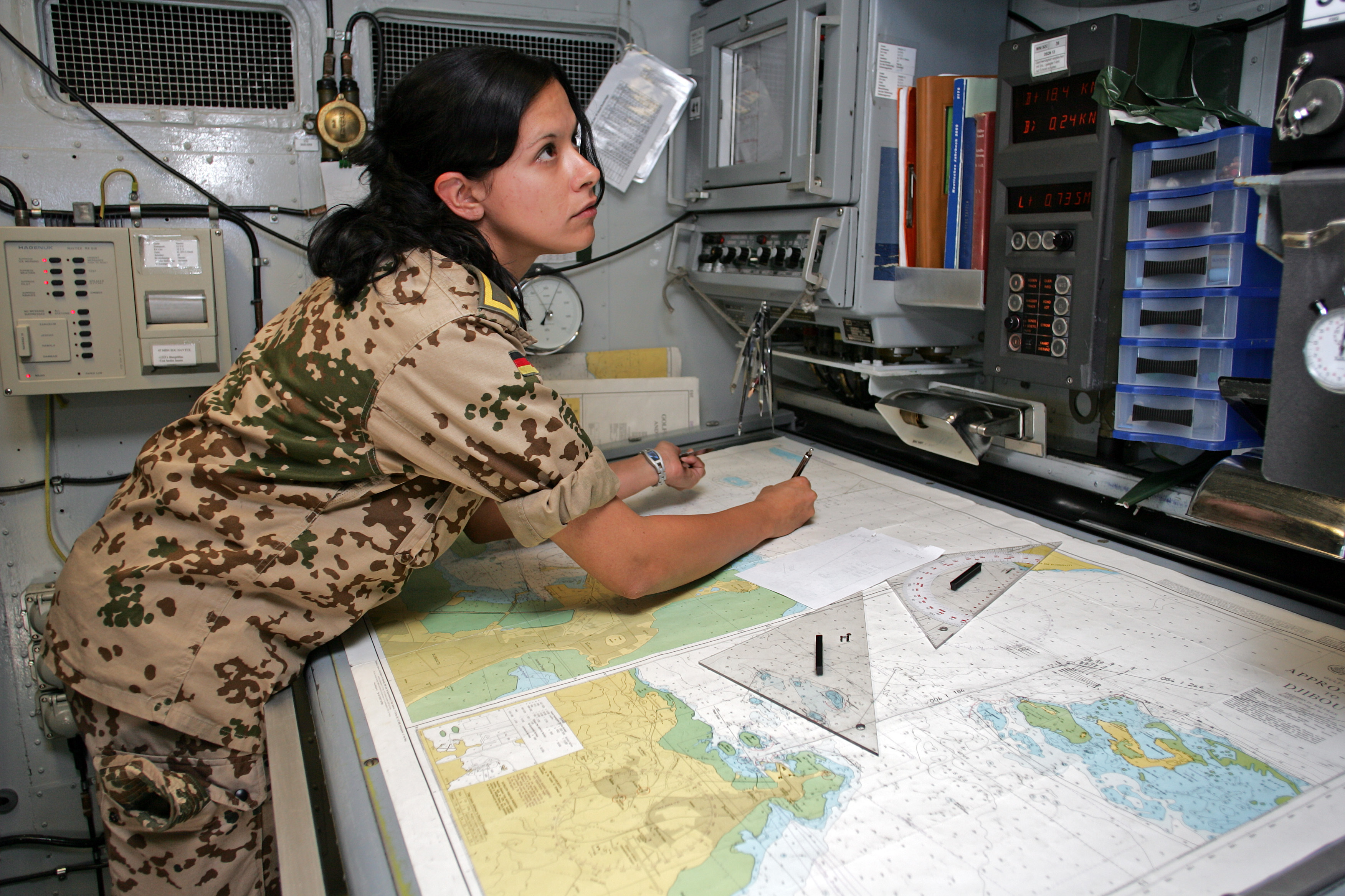 Eine Soldatin und des deutschen Marineeinsatzkontingents der Mission OPERATION ENDURING FREEDOM in Djibouti im Kartenraum der Fregatte "Luebeck"