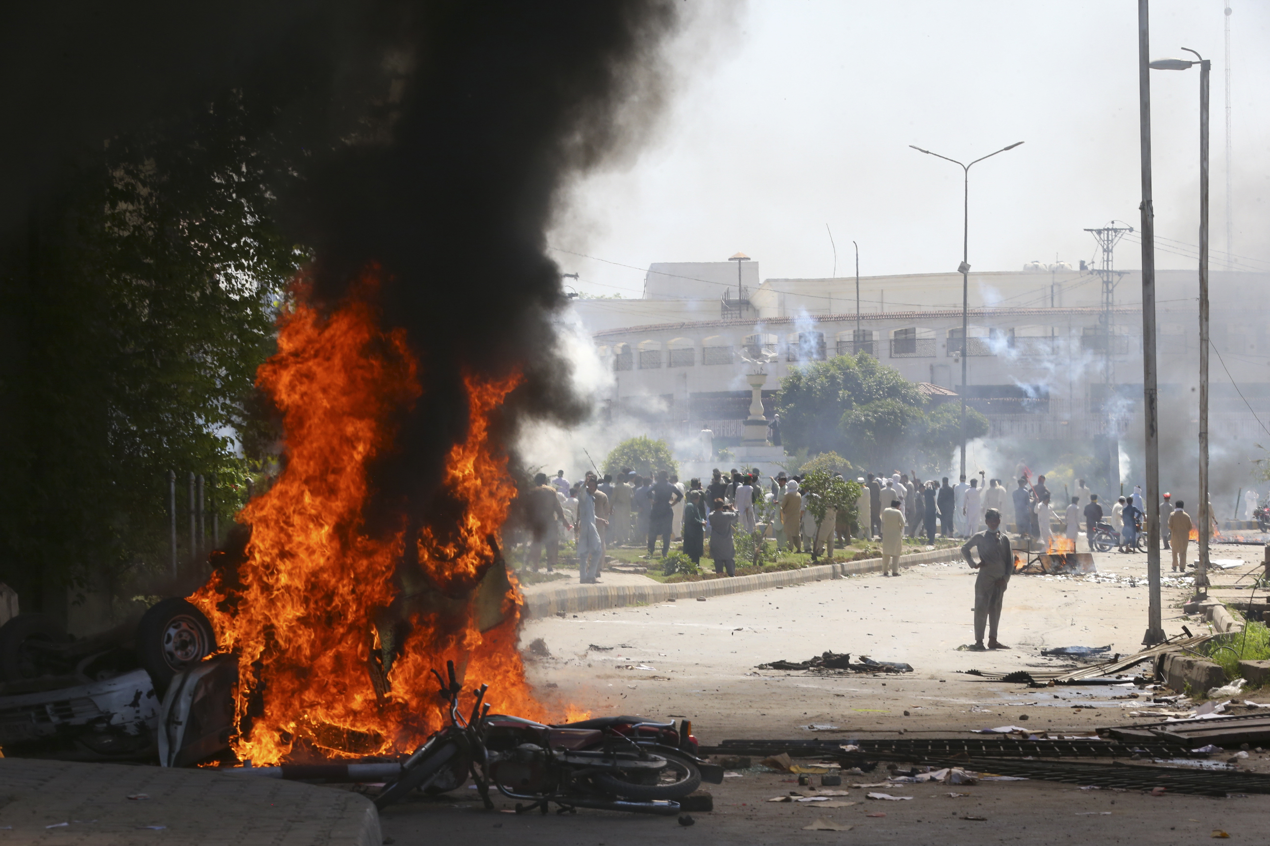 Anhänger des ehemaligen pakistanischen Premierministers Imran Khan blockieren eine Straße, um gegen die Verhaftung ihres Anführers zu protestieren, in Peshawar, Pakistan, Mittwoch, 10. Mai 2023