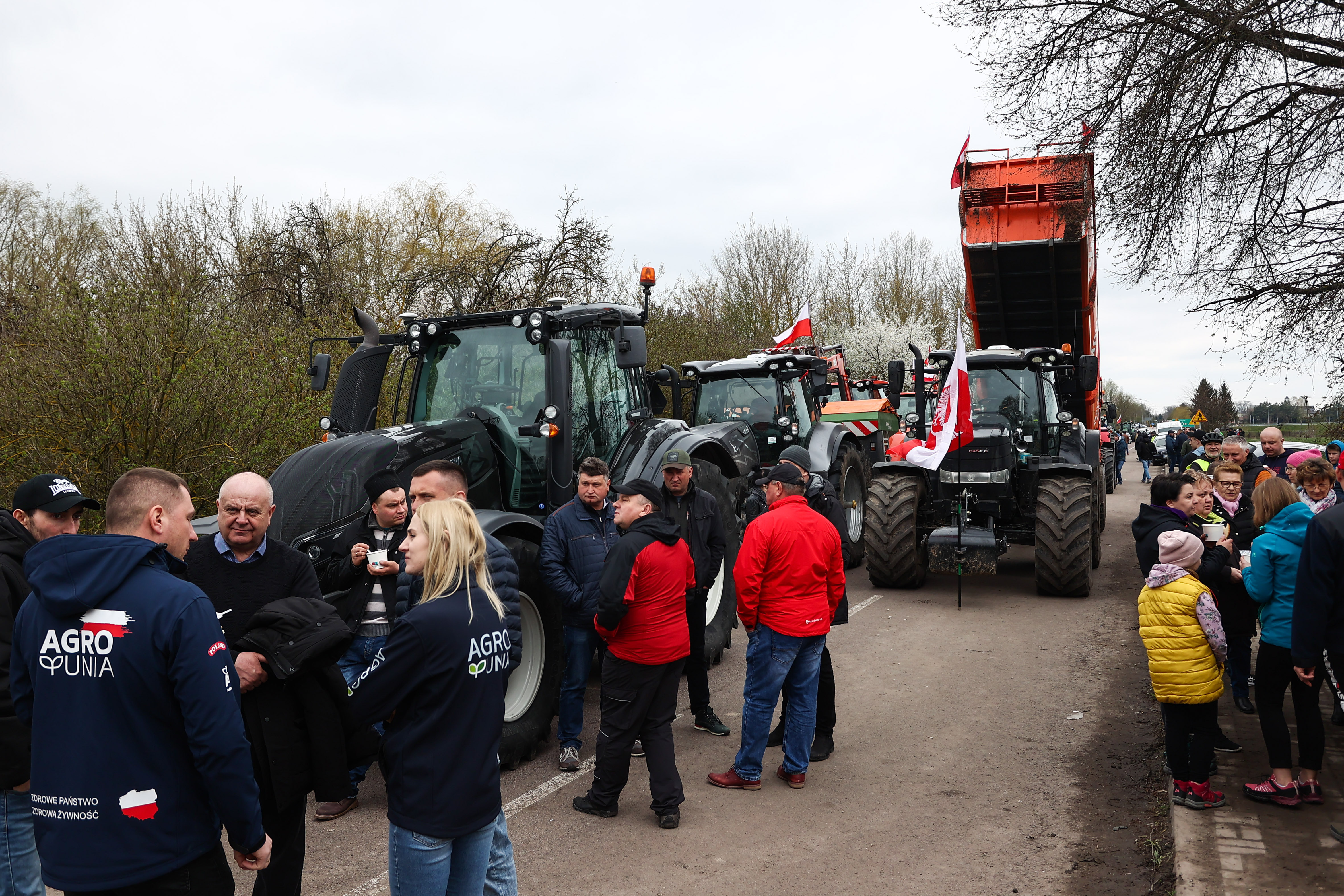 Polnische Bauern protestieren am 16. April 2023 an der polnisch-ukrainischen Grenze gegen ukrainische Getreideexporte. 