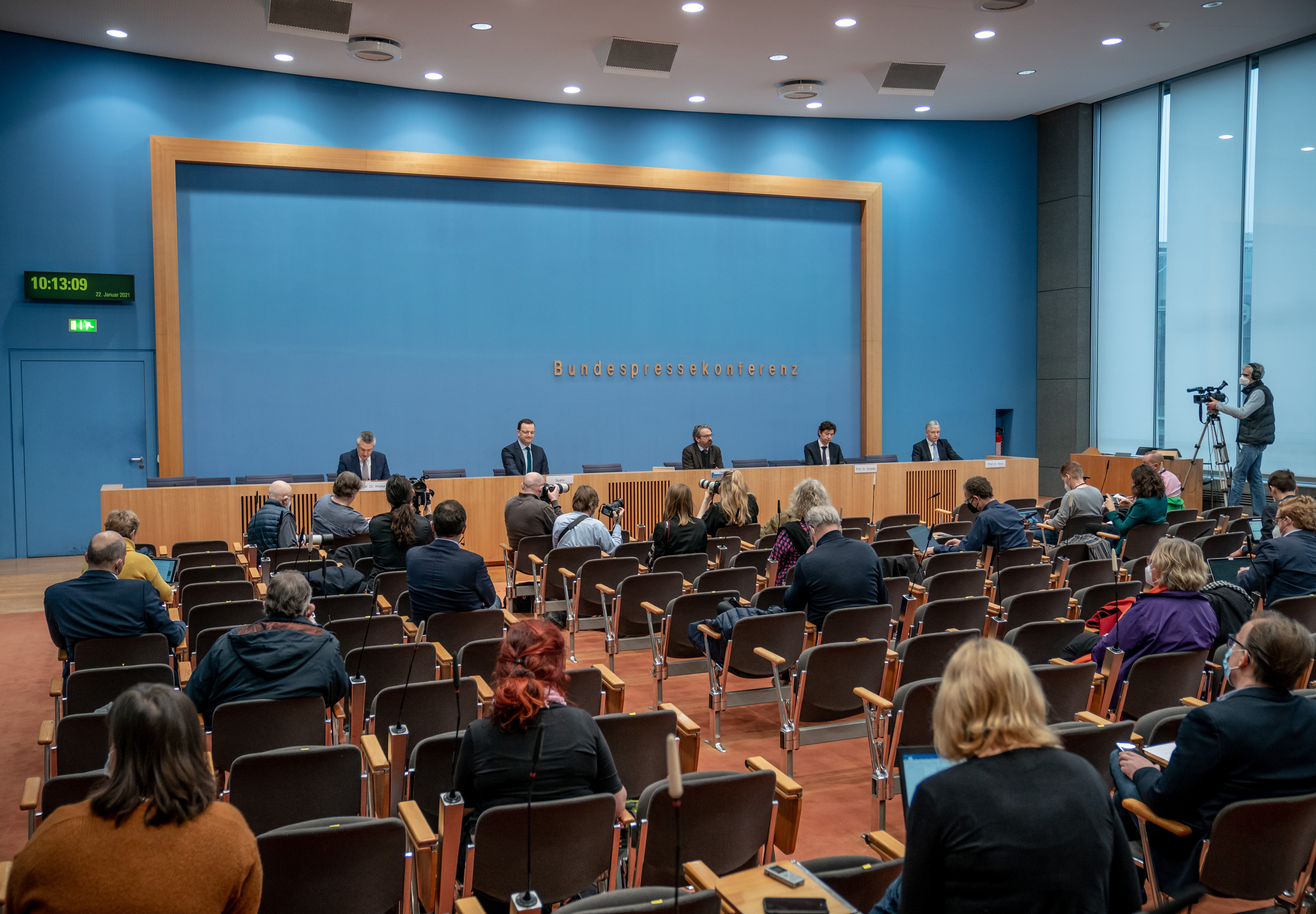 Journalisten nehmen an einer Pressekonferenz von Gesundheitsminister Spahn und anderen Experten teil. 