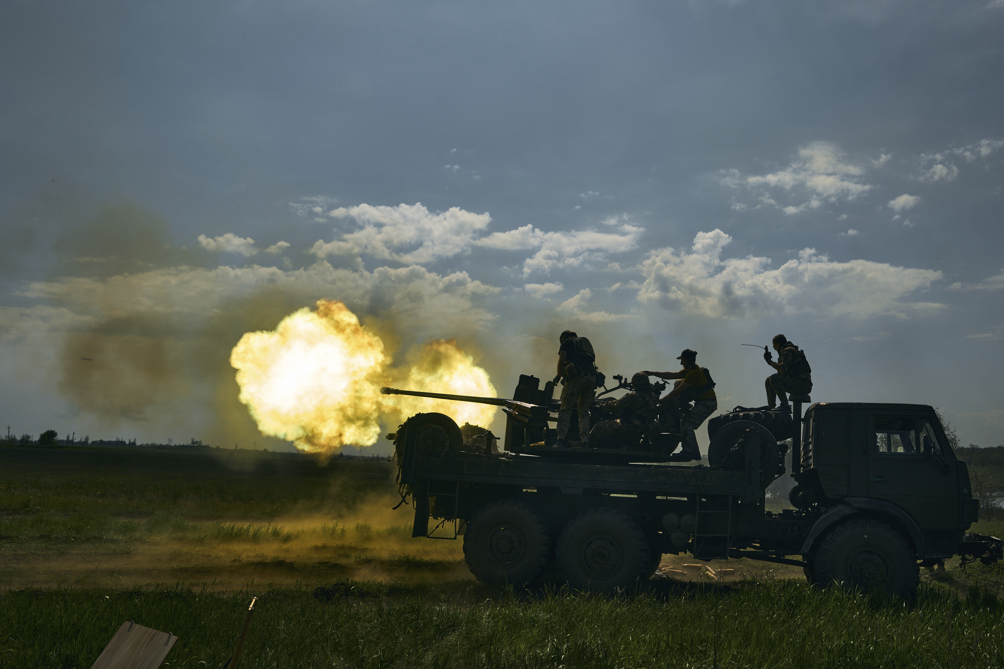 Ukrainische Soldaten feuern eine Kanone in der Nähe von Bakhmut ab, einer Stadt im Osten des Landes, in der heftige Kämpfe gegen russische Truppen stattfinden, in der Region Donezk, Ukraine,