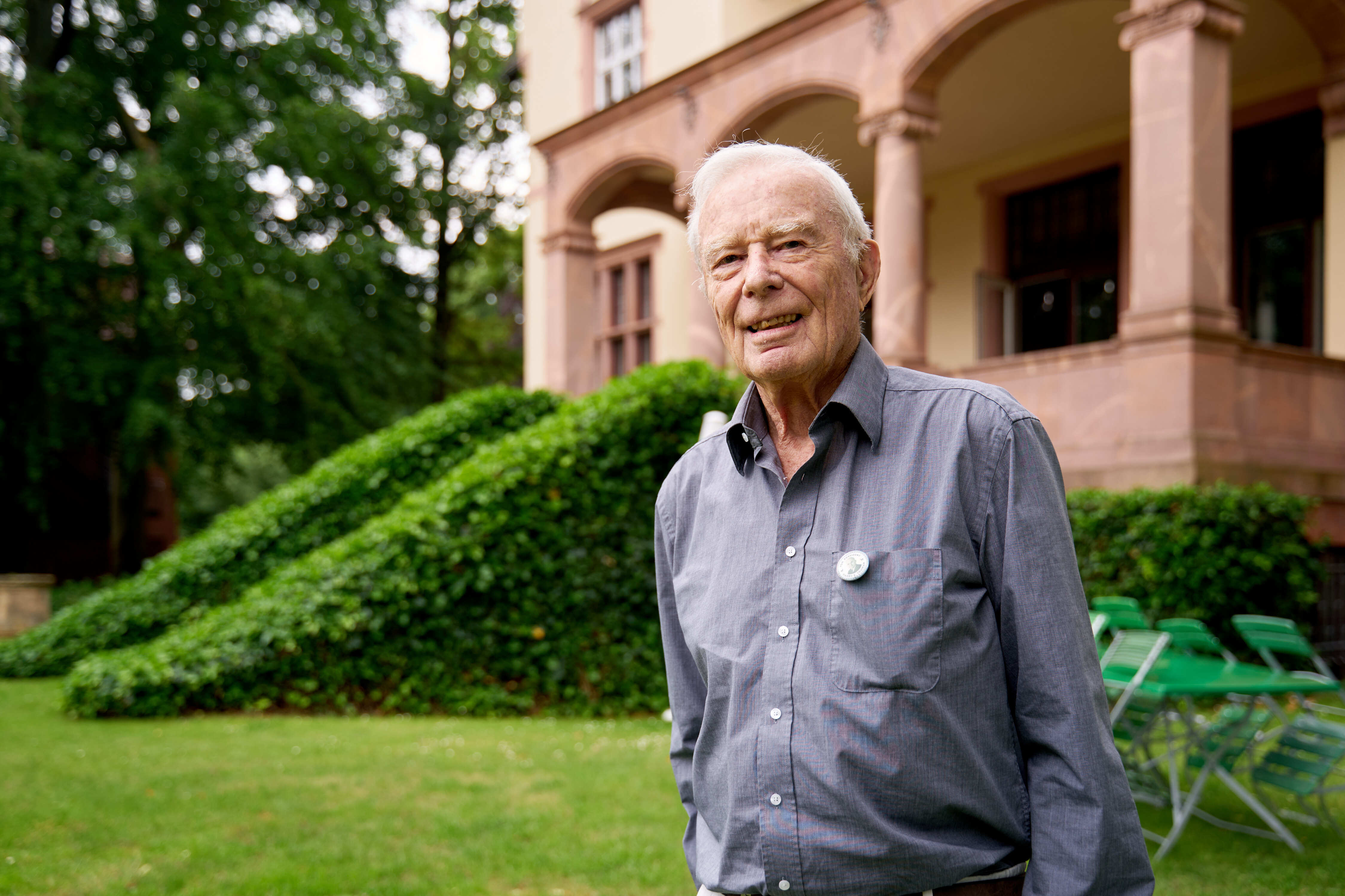 Robert S. Mackay war Executive Vice-President der American Chamber of Commerce in Germany.