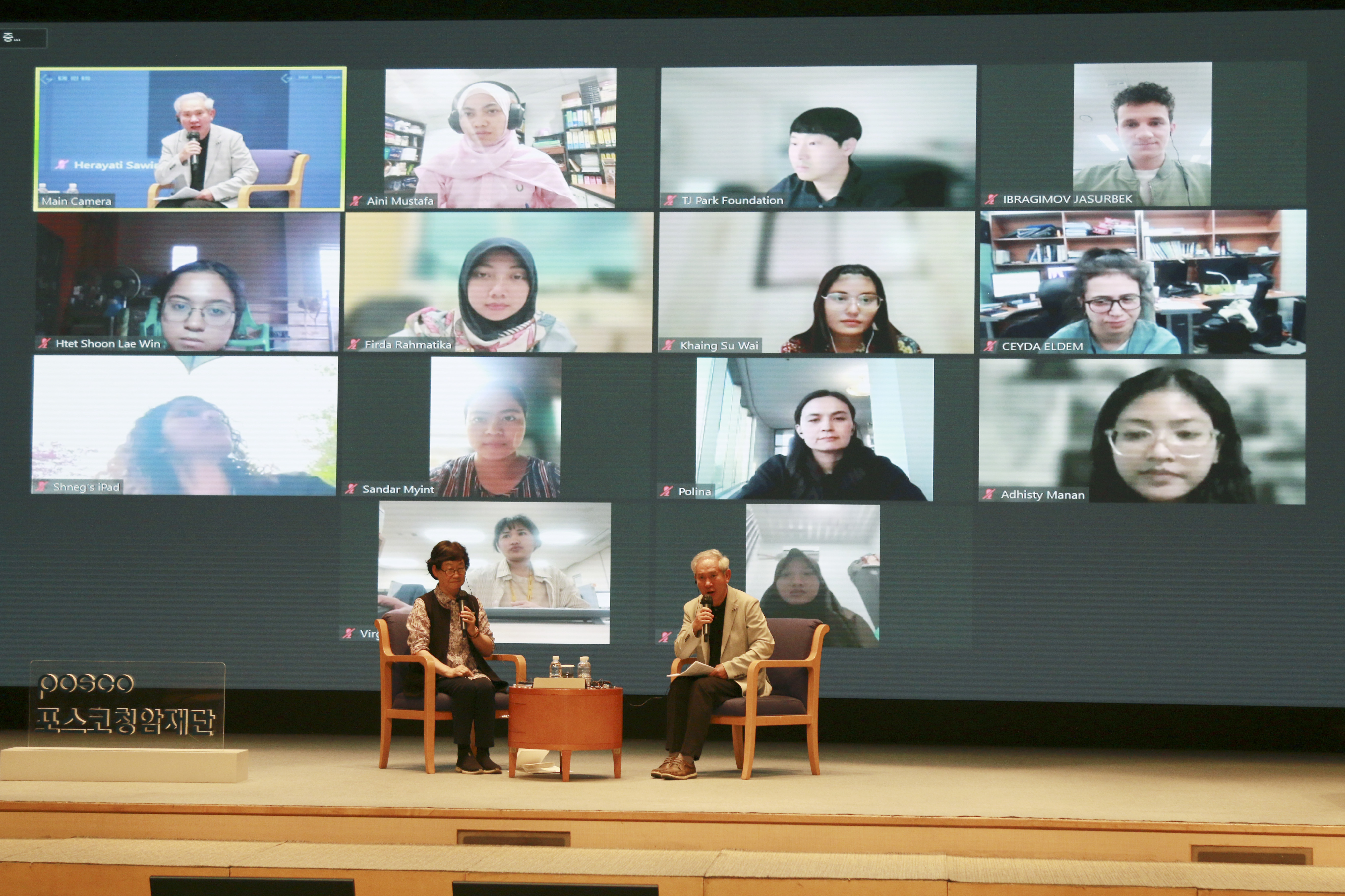 Displaying the moderator and speaker on the stage