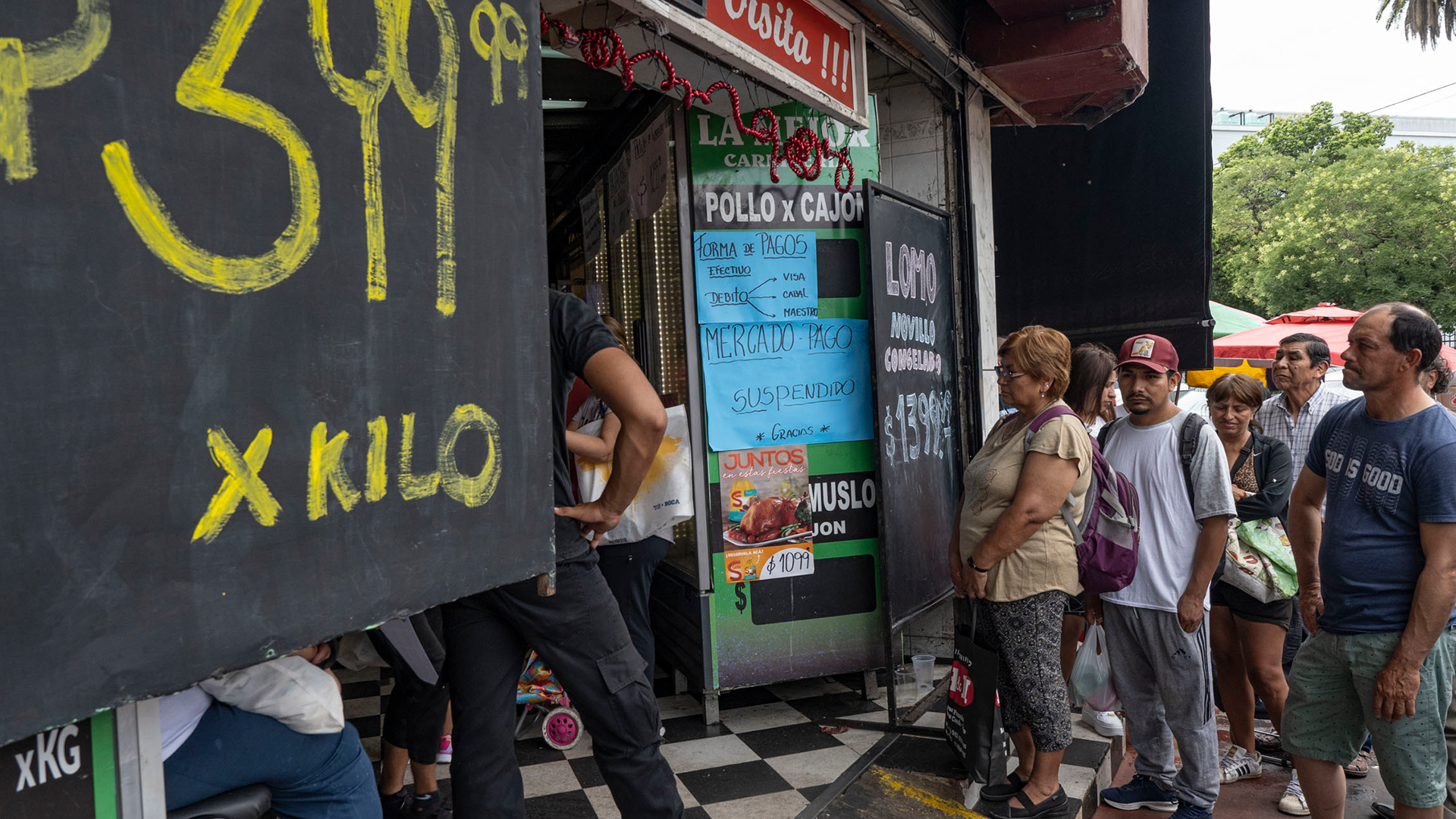People stand in line in front of a butcher's shop. In the severe economic and financial crisis, the annual inflation rate in the South American country has risen to over 100 percent.