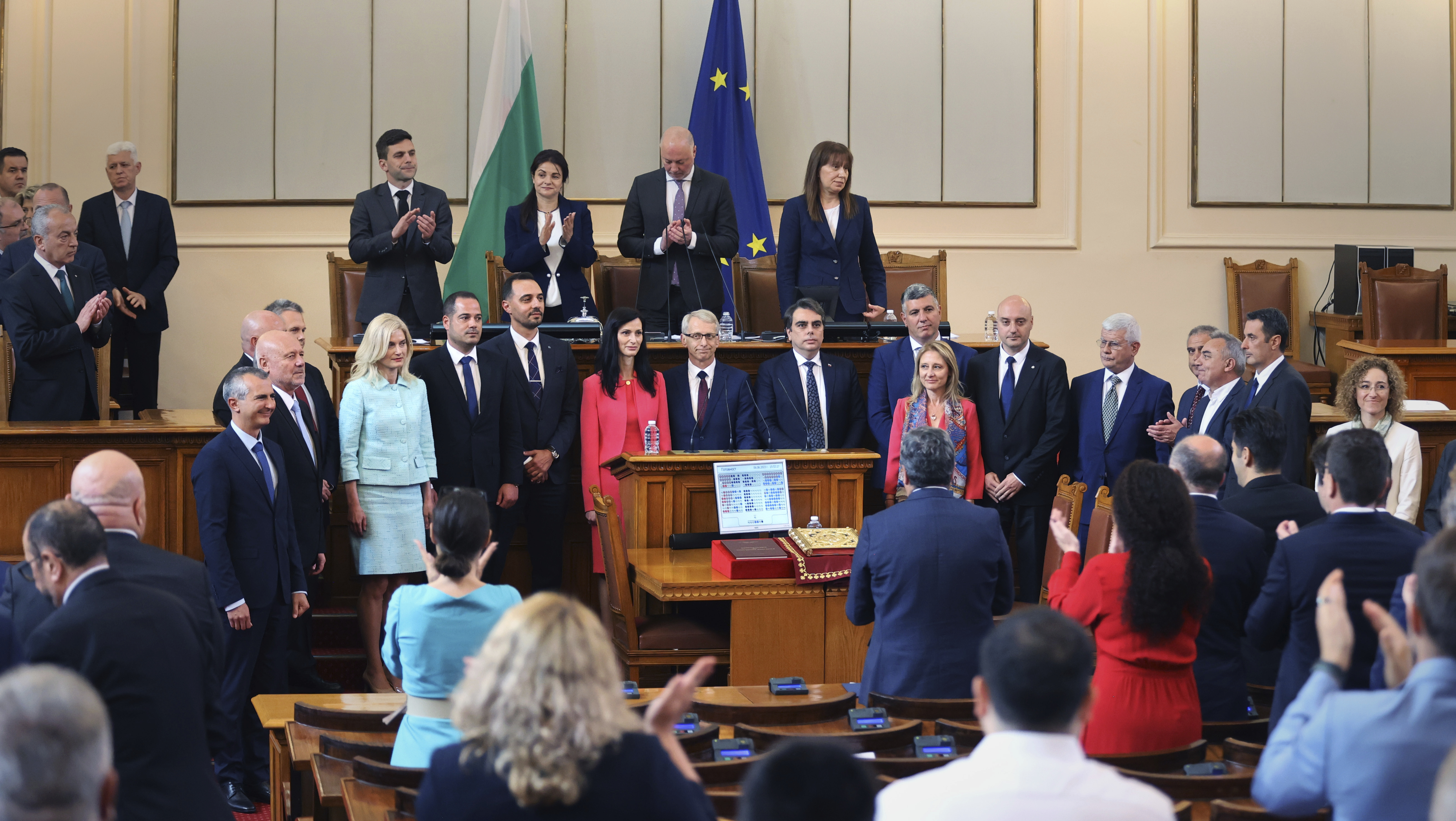 Der neu gewählte bulgarische Premierminister Nikolay Denkov und seine Regierung 