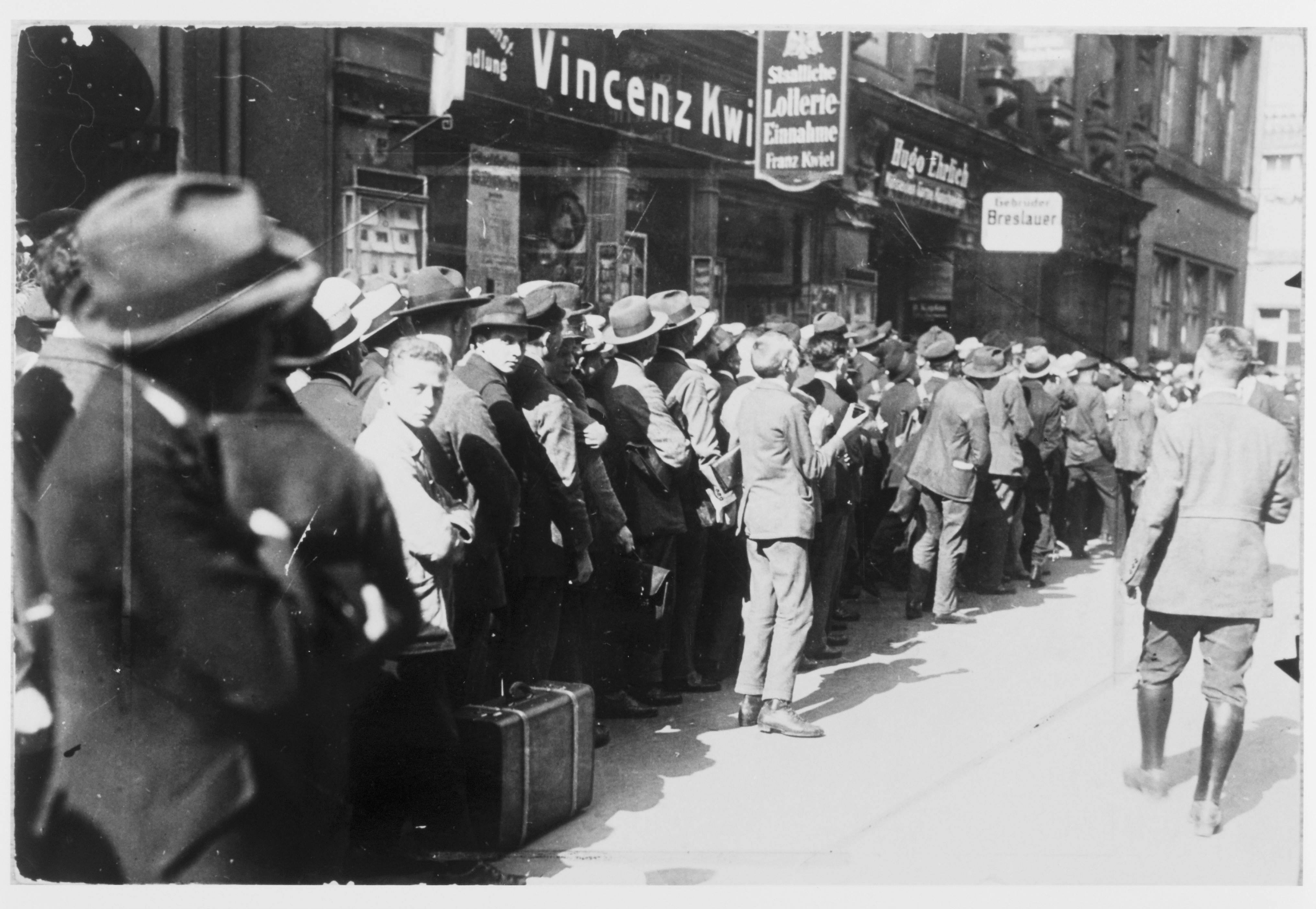 Warteschlange vor der Reichshauptbank in Berlin