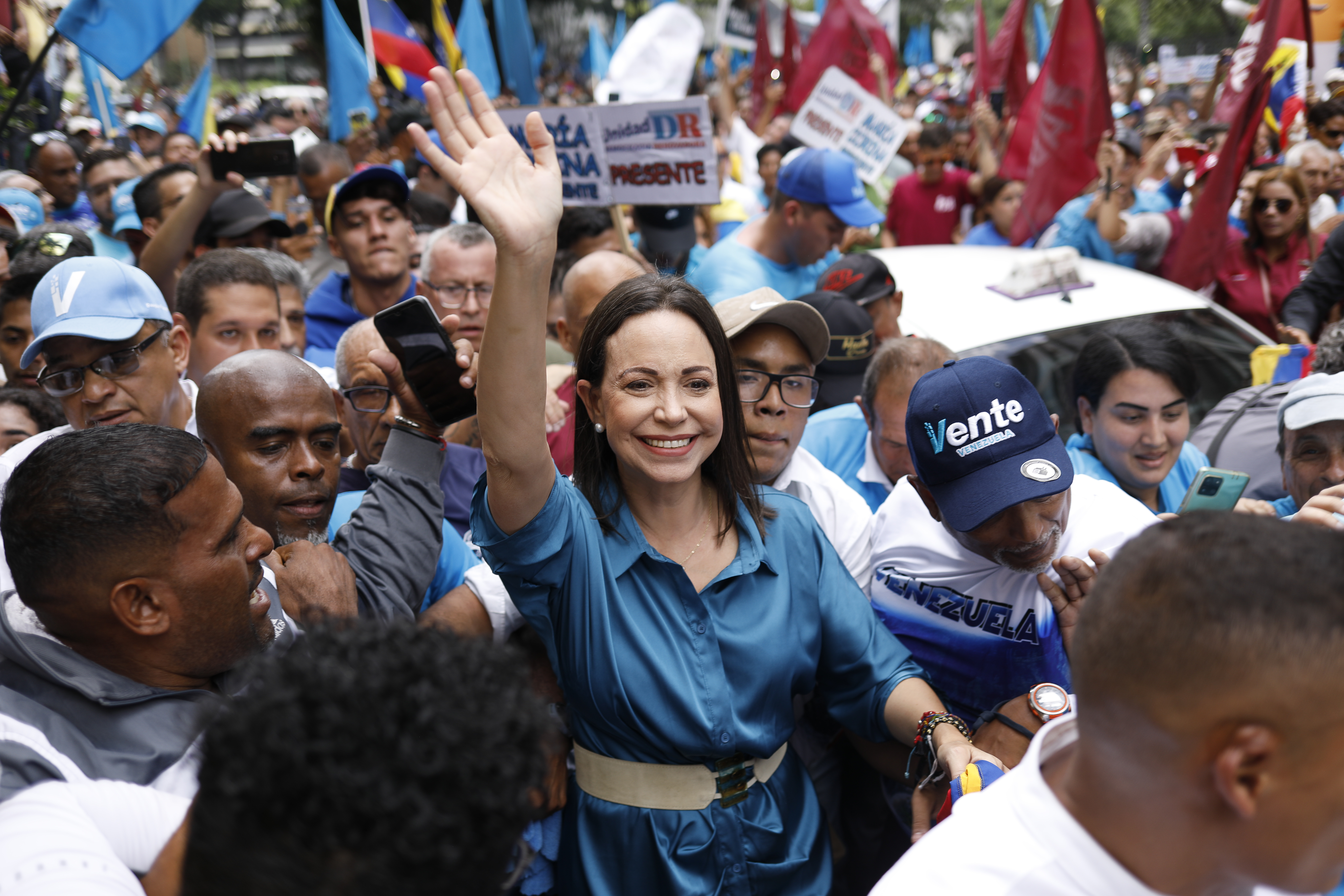 Die venezolanische Oppositionsführerin Maria Corina Machado marschiert mit ihren Anhängern, um die Registrierung ihrer Kandidatur für die Vorwahlen der Opposition am 22. Oktober vor der Nationalen Kommission für Vorwahlen auf der Plaza Altamira in Caracas, Venezuela, zu formalisieren