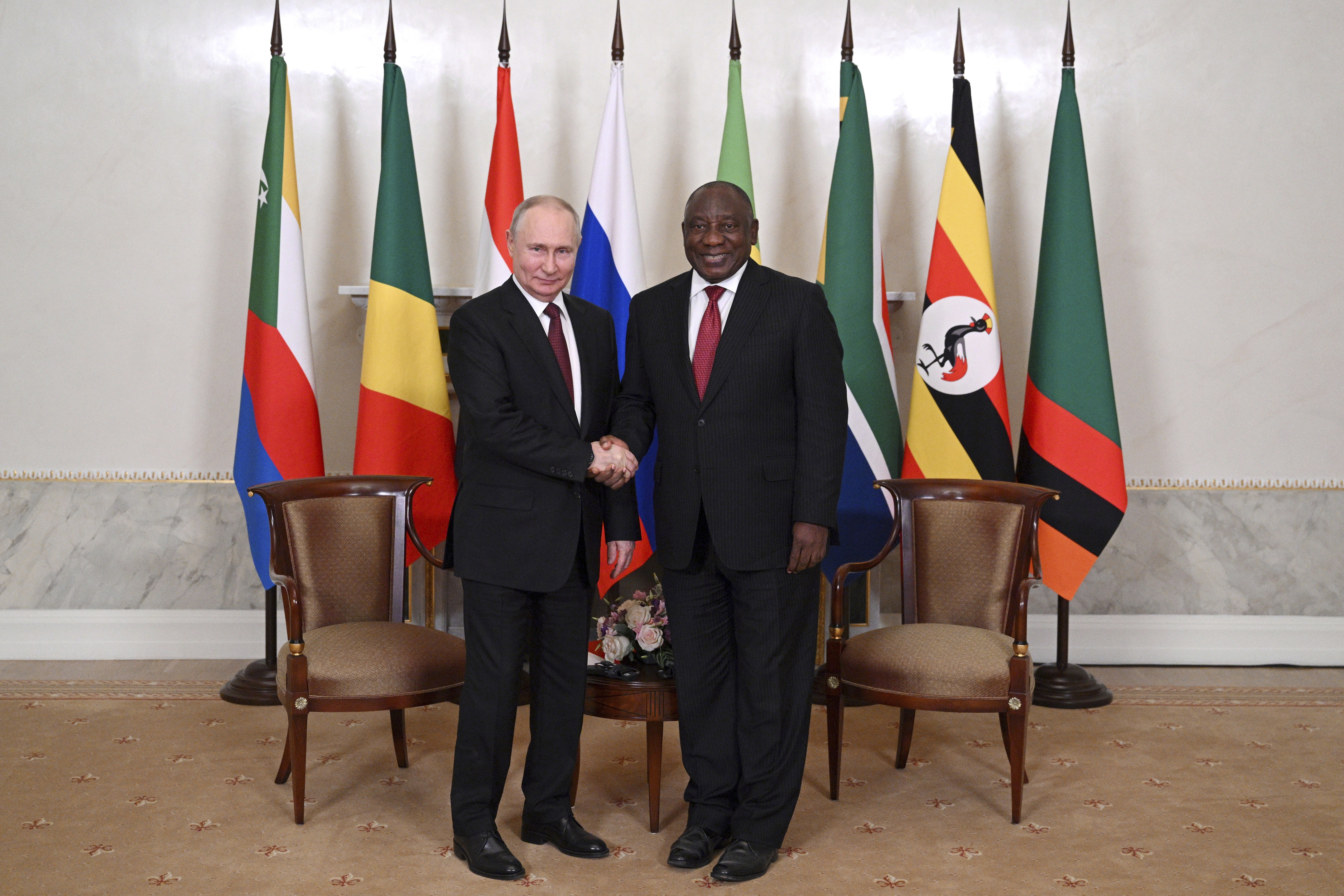 Der russische Präsident Wladimir Putin (links) und der südafrikanische Präsident Cyril Ramaphosa