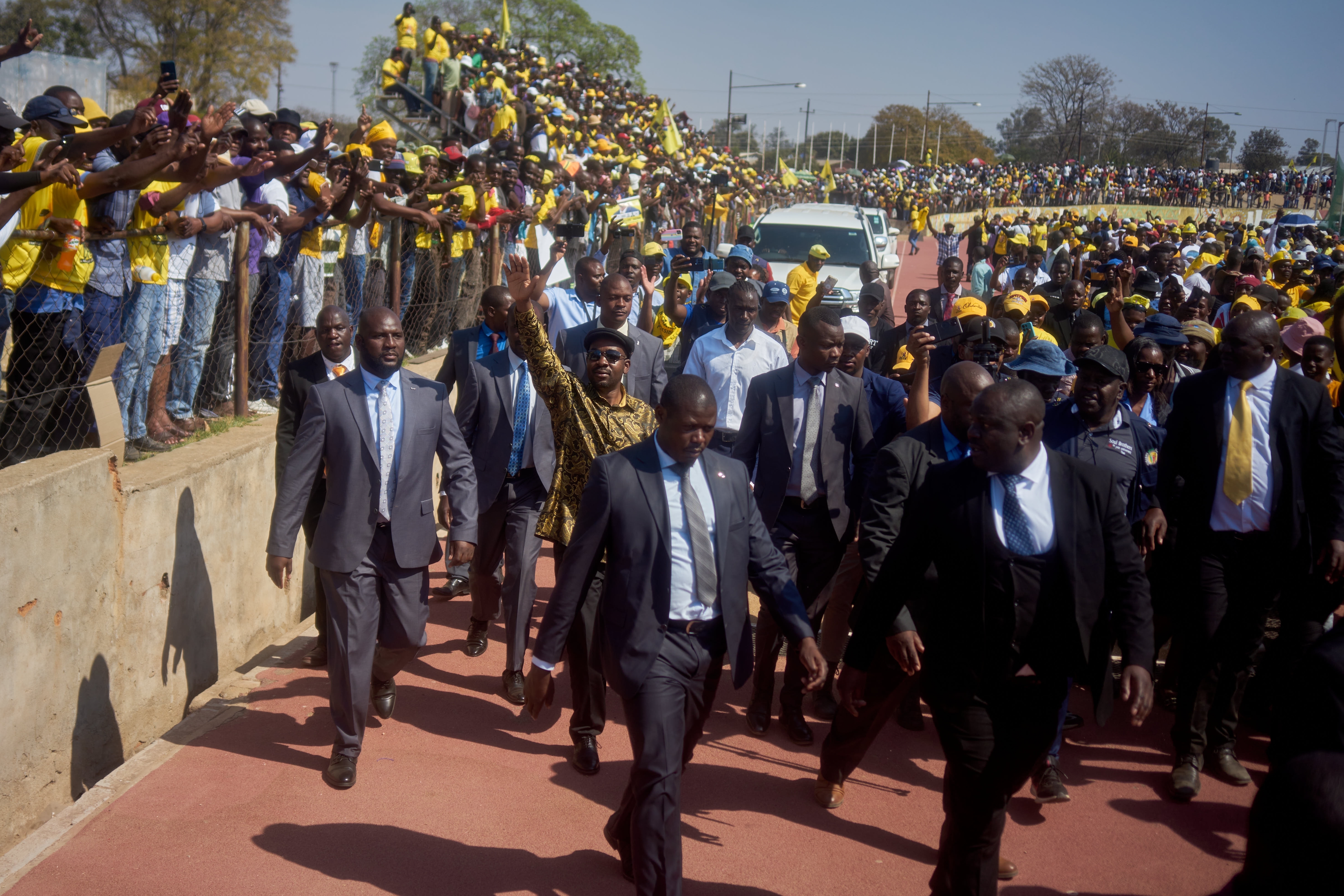 Der Vorsitzende der größten Oppositionspartei Citizens Coalition for Change (CCC), Nelson Chamisa, nimmt an einer Wahlkundgebung teil, die von Anhängern der CCC-Partei im Vorfeld der Parlamentswahlen in Simbabwe organisiert wurde.