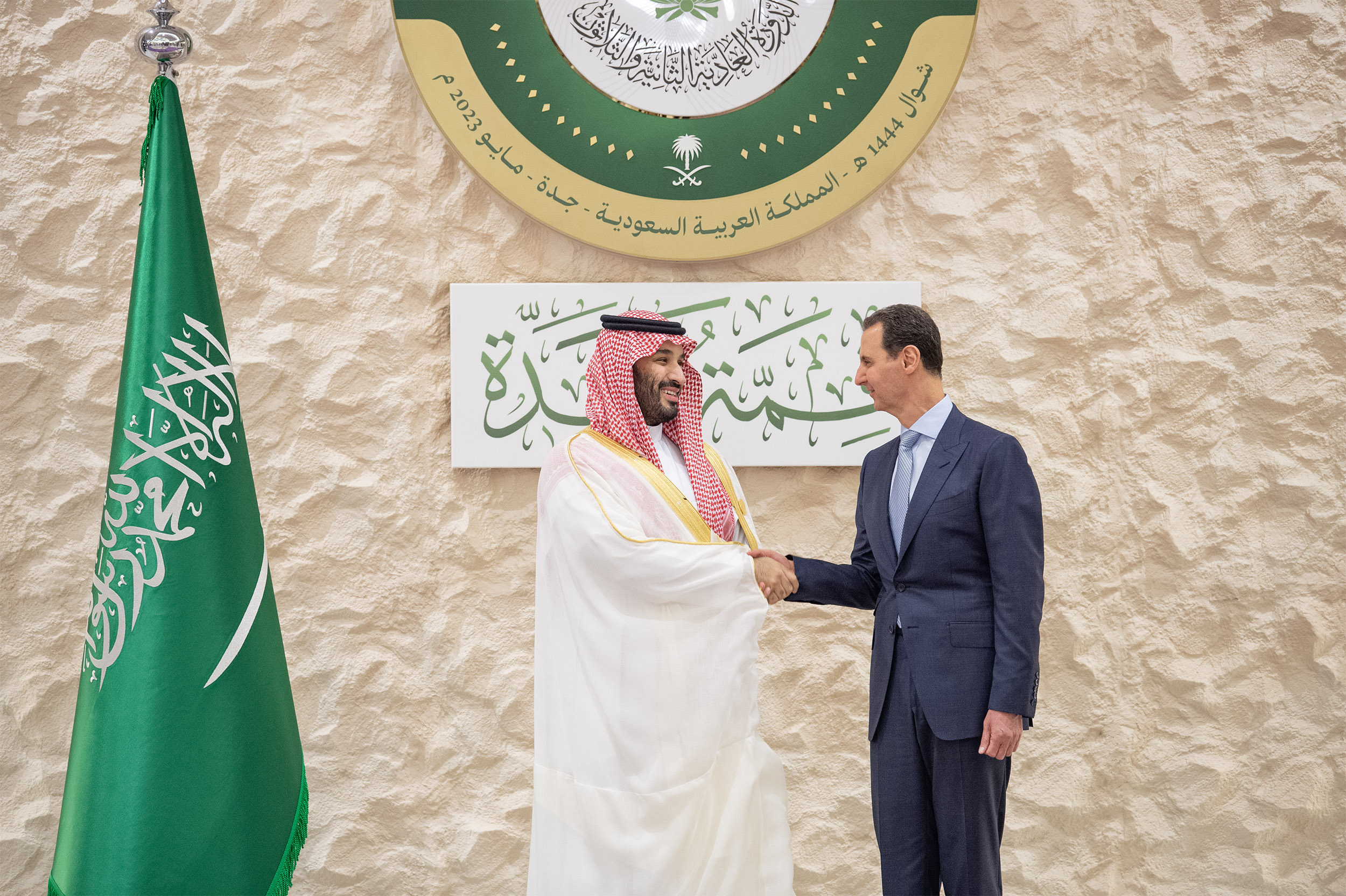 Der saudische Kronprinz Mohammed bin Salman, links, begrüßt den syrischen Präsidenten Bashar Assad während des arabischen Gipfels in Dschidda, Saudi-Arabien