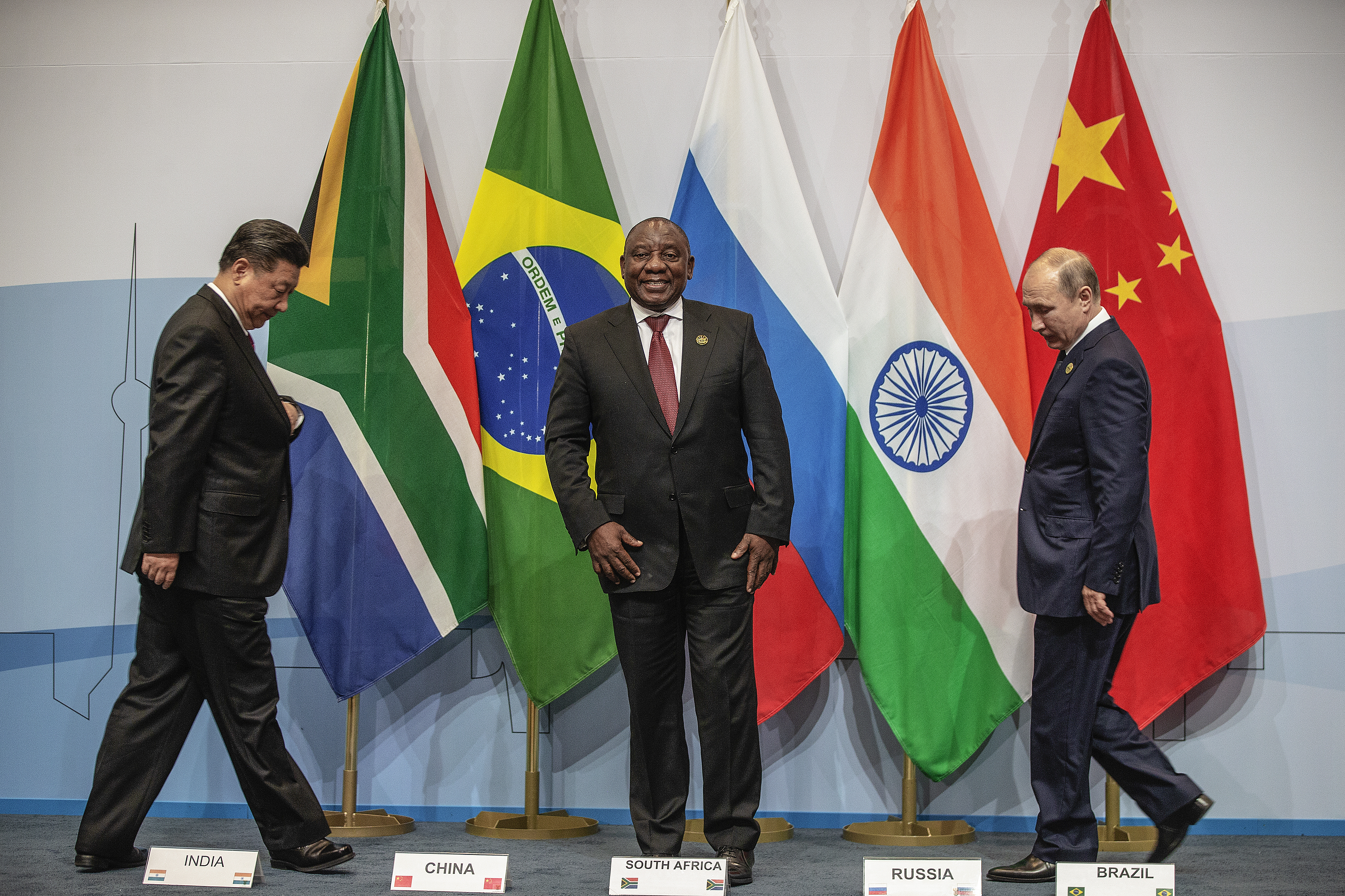 Der chinesische Präsident Xi Jinping (L), der südafrikanische Präsident Cyril Ramaphosa (C) und der russische Präsident Valdimir Putin