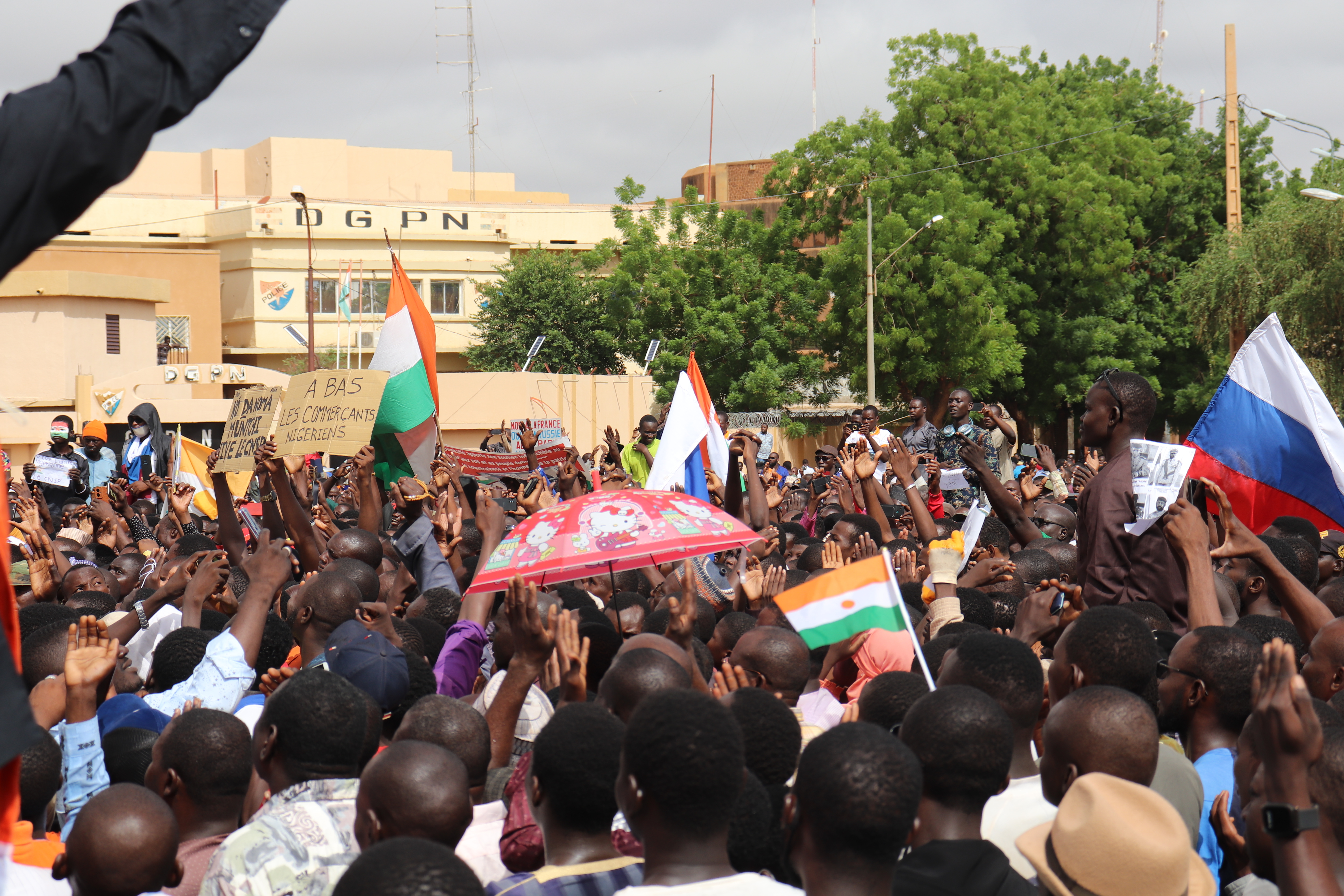 Menschen demonstrieren in Nigers Hauptstadt Niamey, um damit ihre Unterstützung für die Putschisten zu zeigen. Bei der Demonstration wurden Parolen gegen Frankreich gerufen und russische Fahnen getragen. 