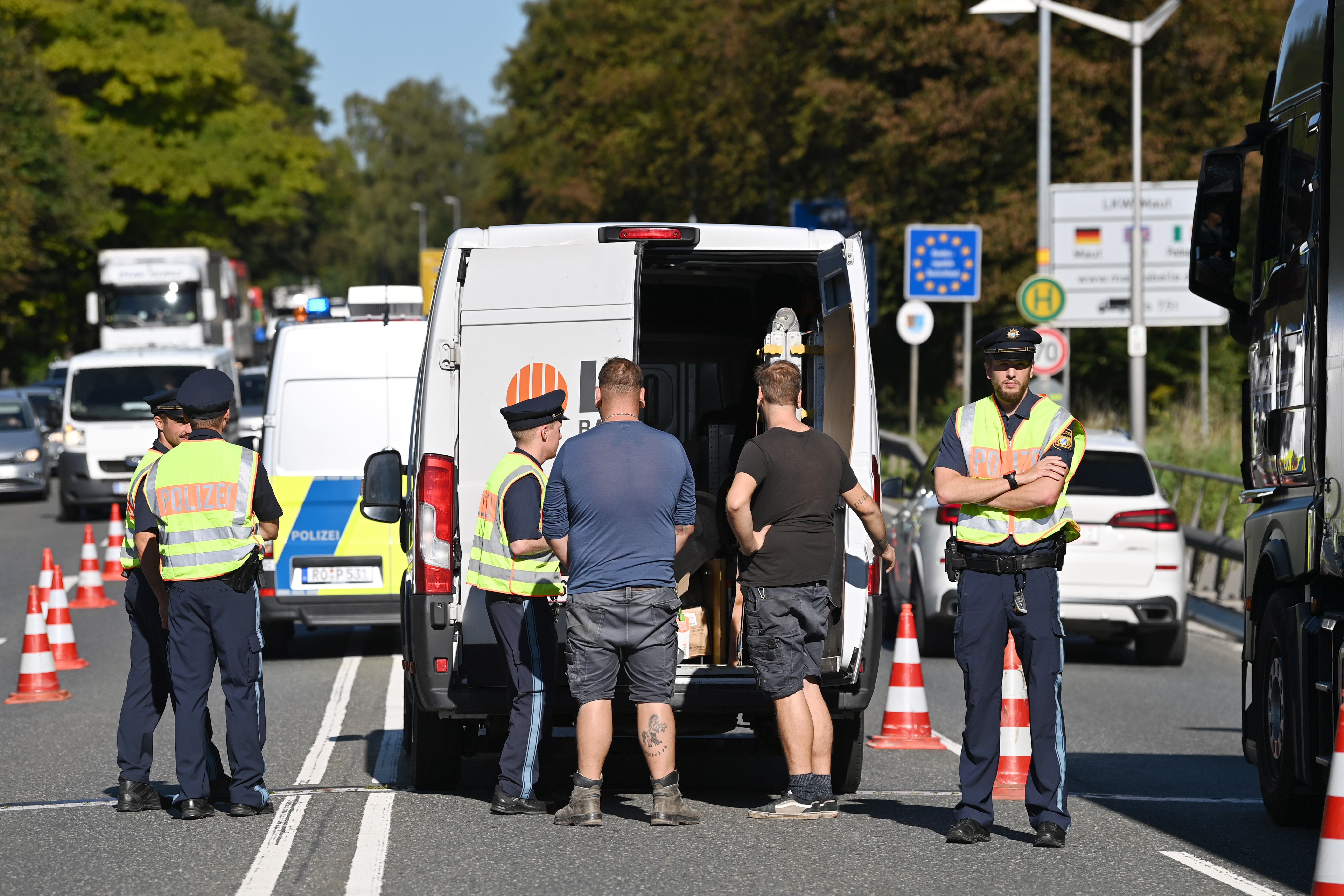 Polizisten kontrollieren ein Fahrzeug an der Kontrollstelle der Bayerischen Grenzpolizei auf der B 304