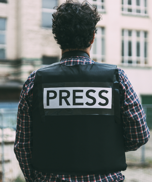 Journalist mit kugelsicherer Weste "Press"