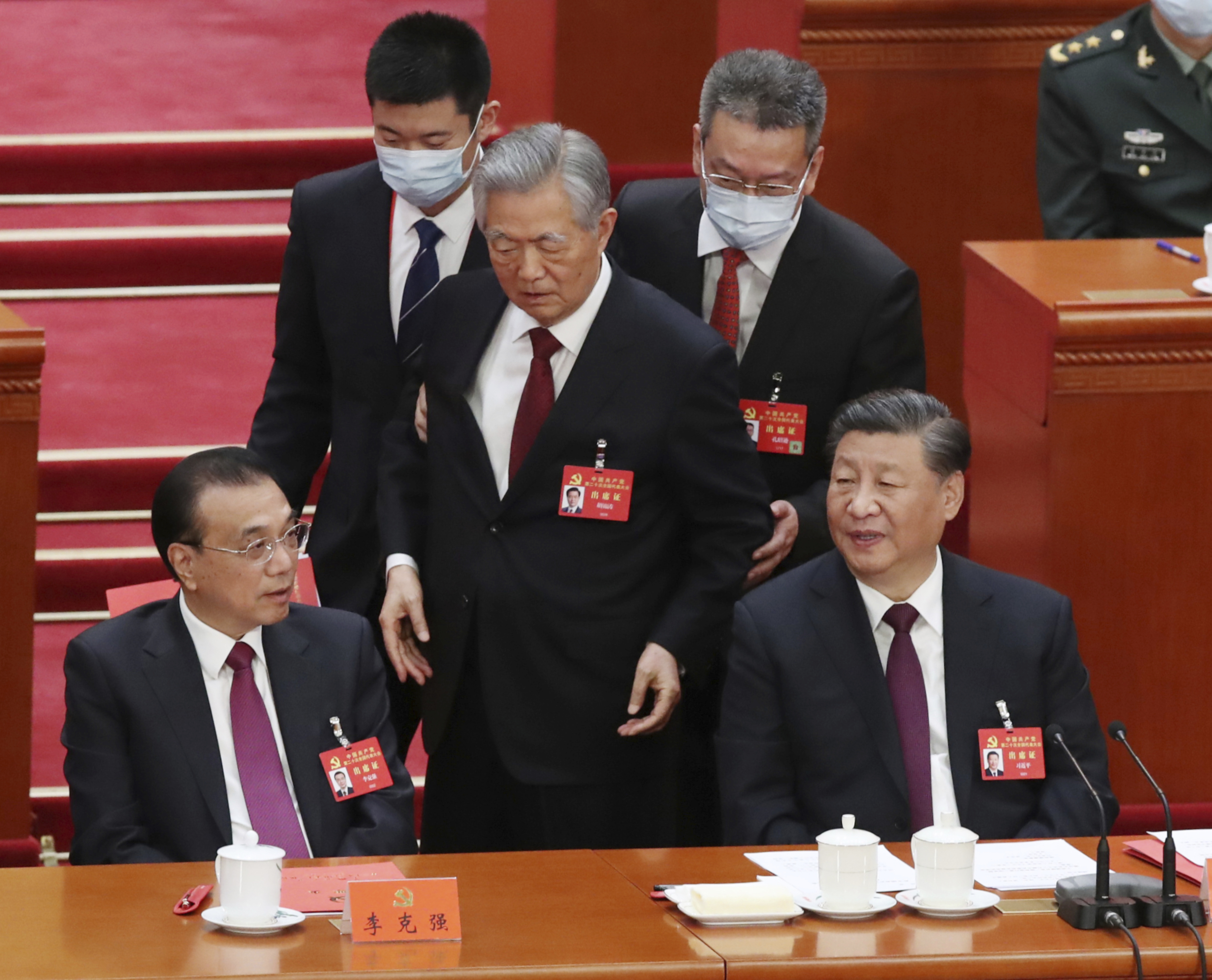 Hu Jintao wird auf dem 20. Parteikongress im Oktober 2022 aus dem Kongresssaal geführt.