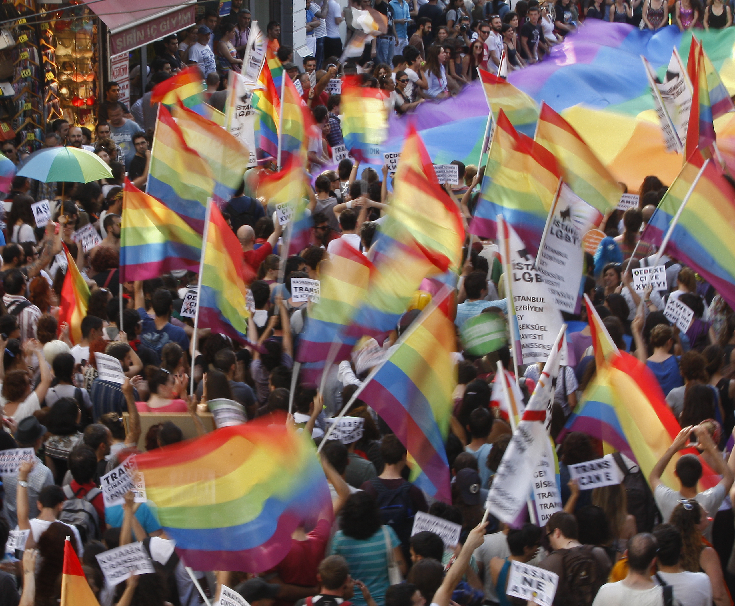 Schwulen- und Menschenrechtsaktivisten marschieren während der Proteste gegen die Regierung auf der Istiklal-Straße, der Haupteinkaufsmeile in Istanbul